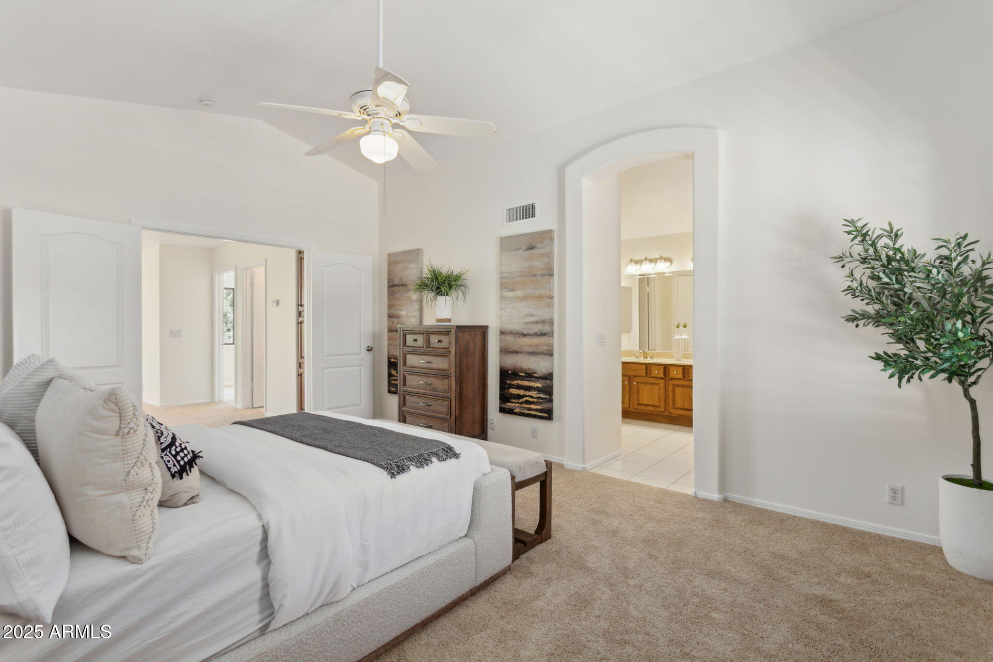 2242 W MYRTLE Drive