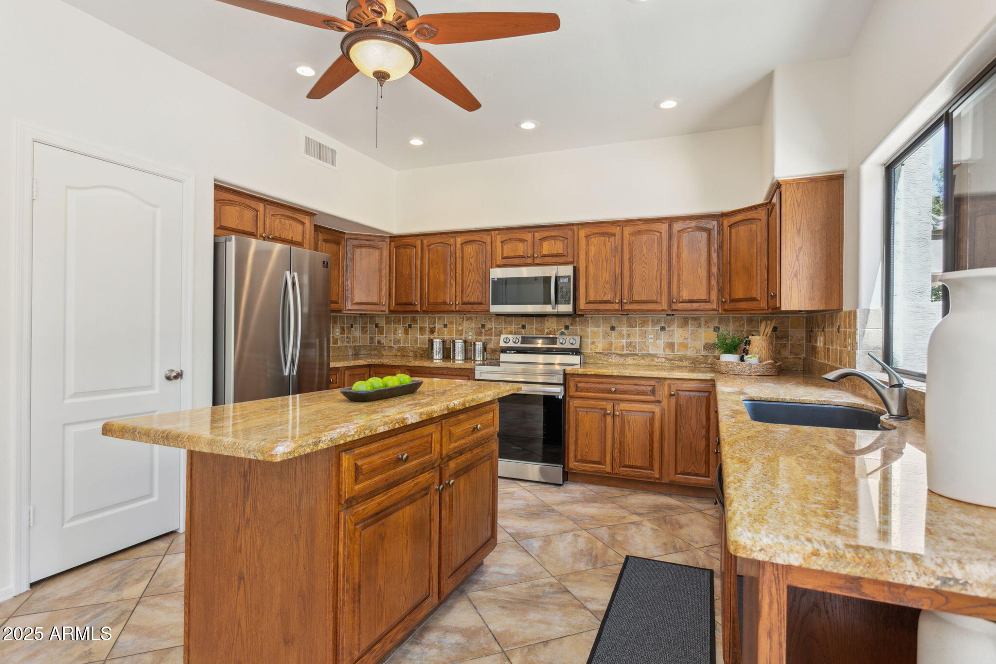 2242 W MYRTLE Drive