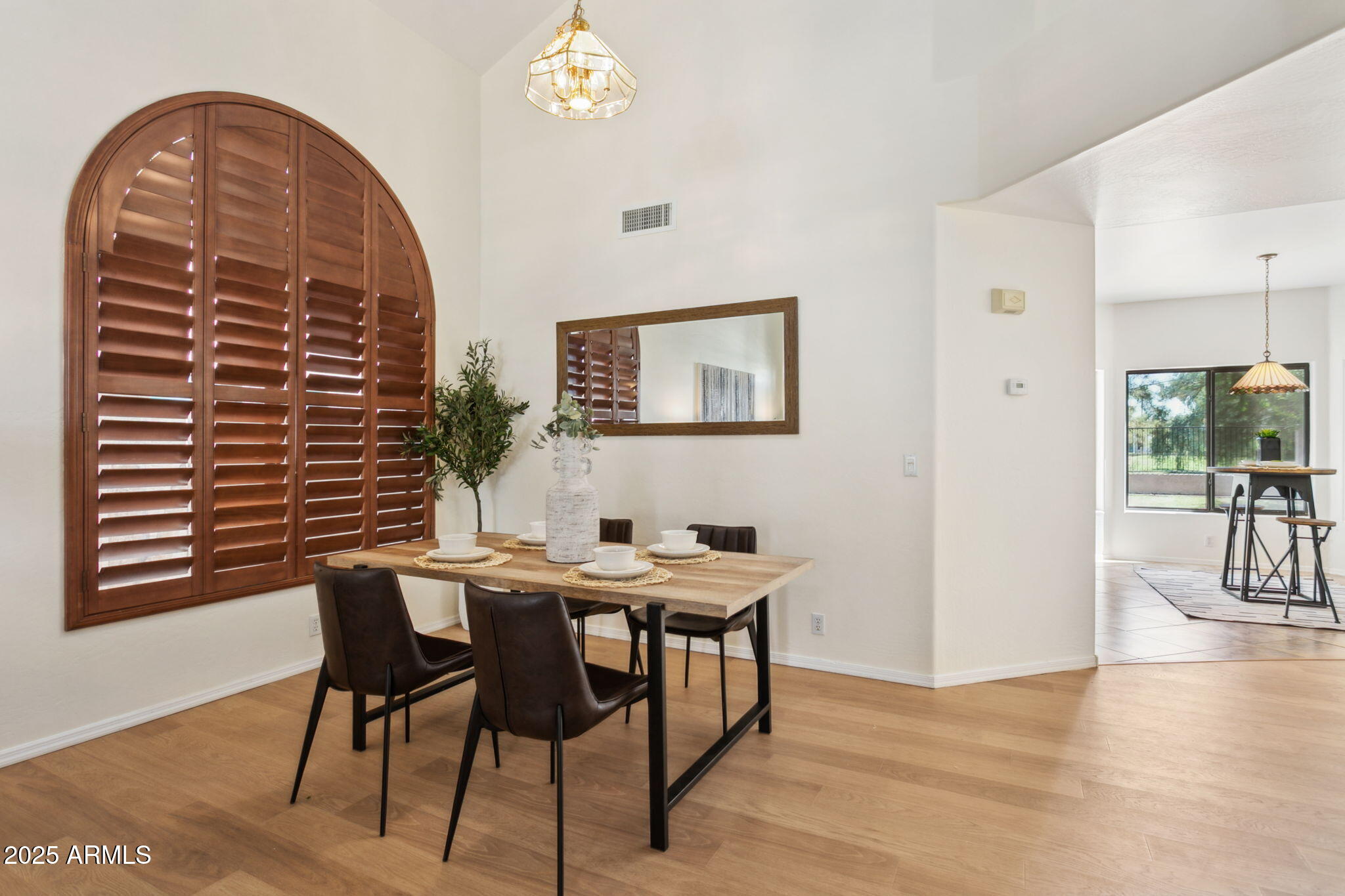 2242 W MYRTLE Drive