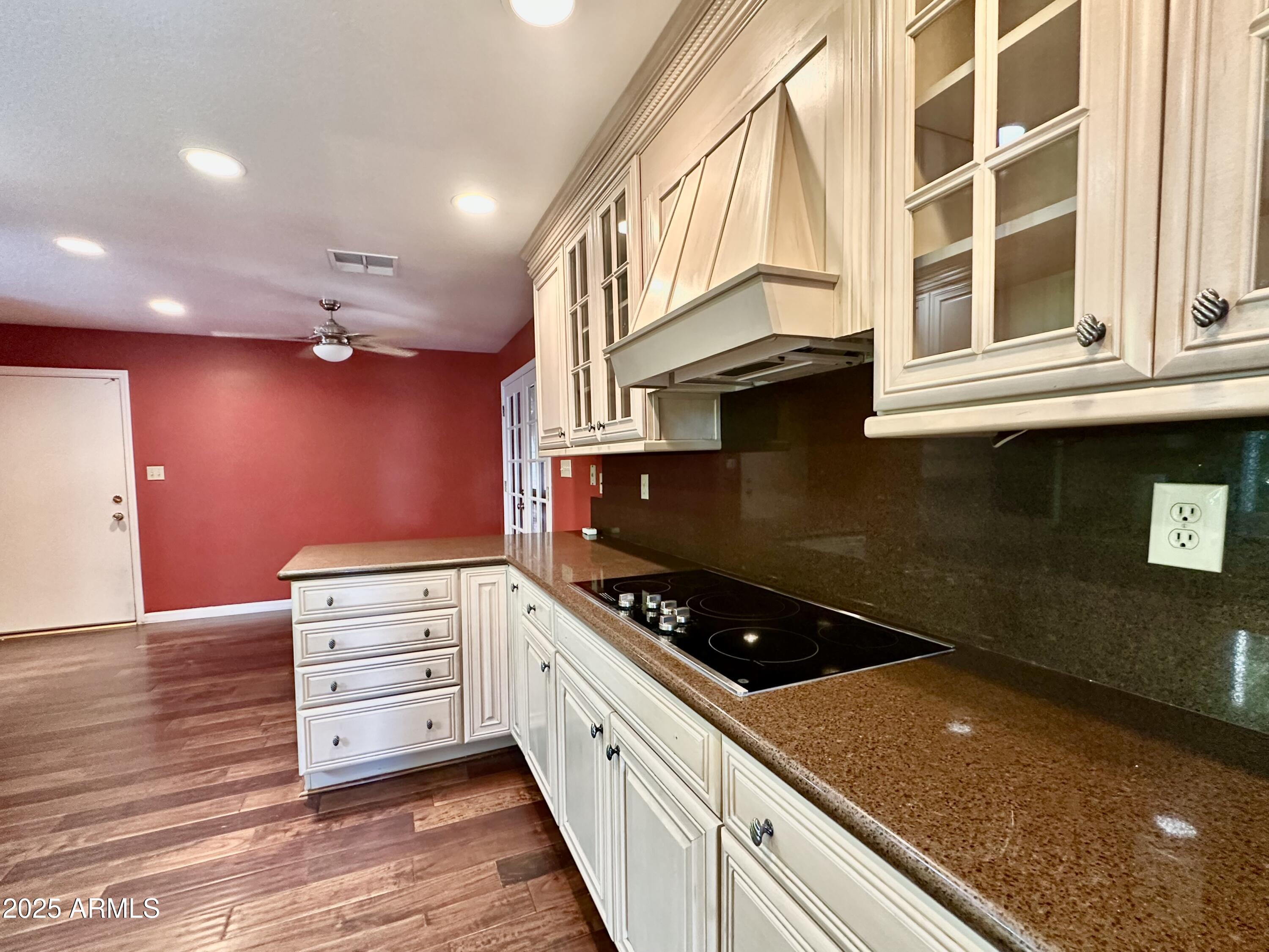 6824 N 17th Place