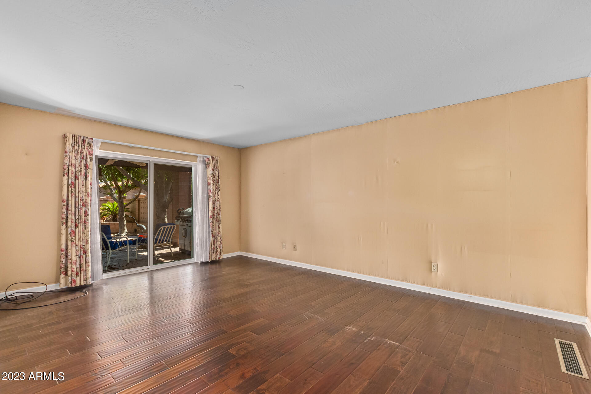 6824 N 17th Place