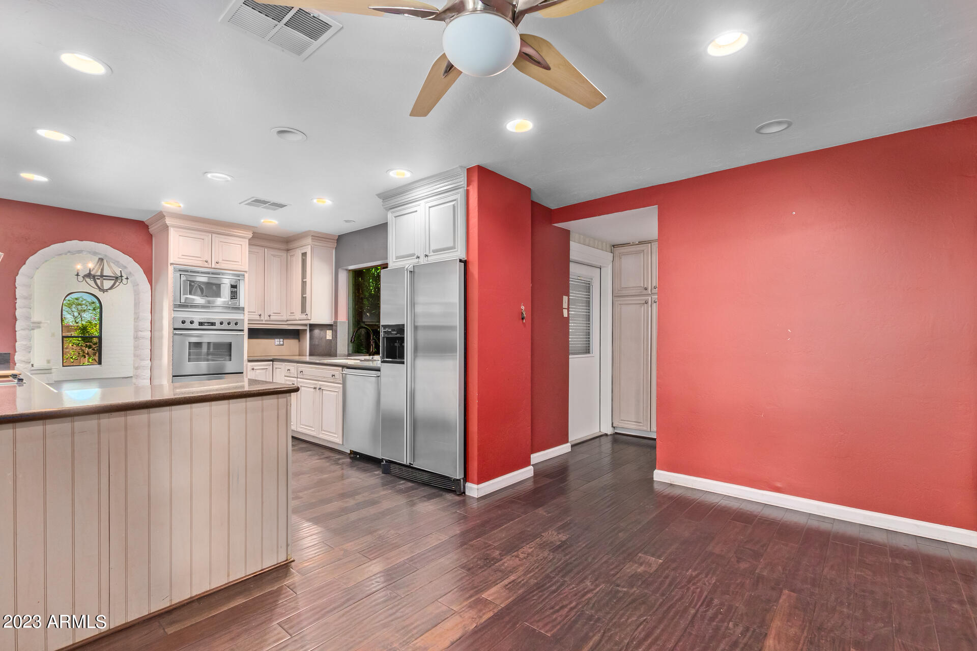 6824 N 17th Place