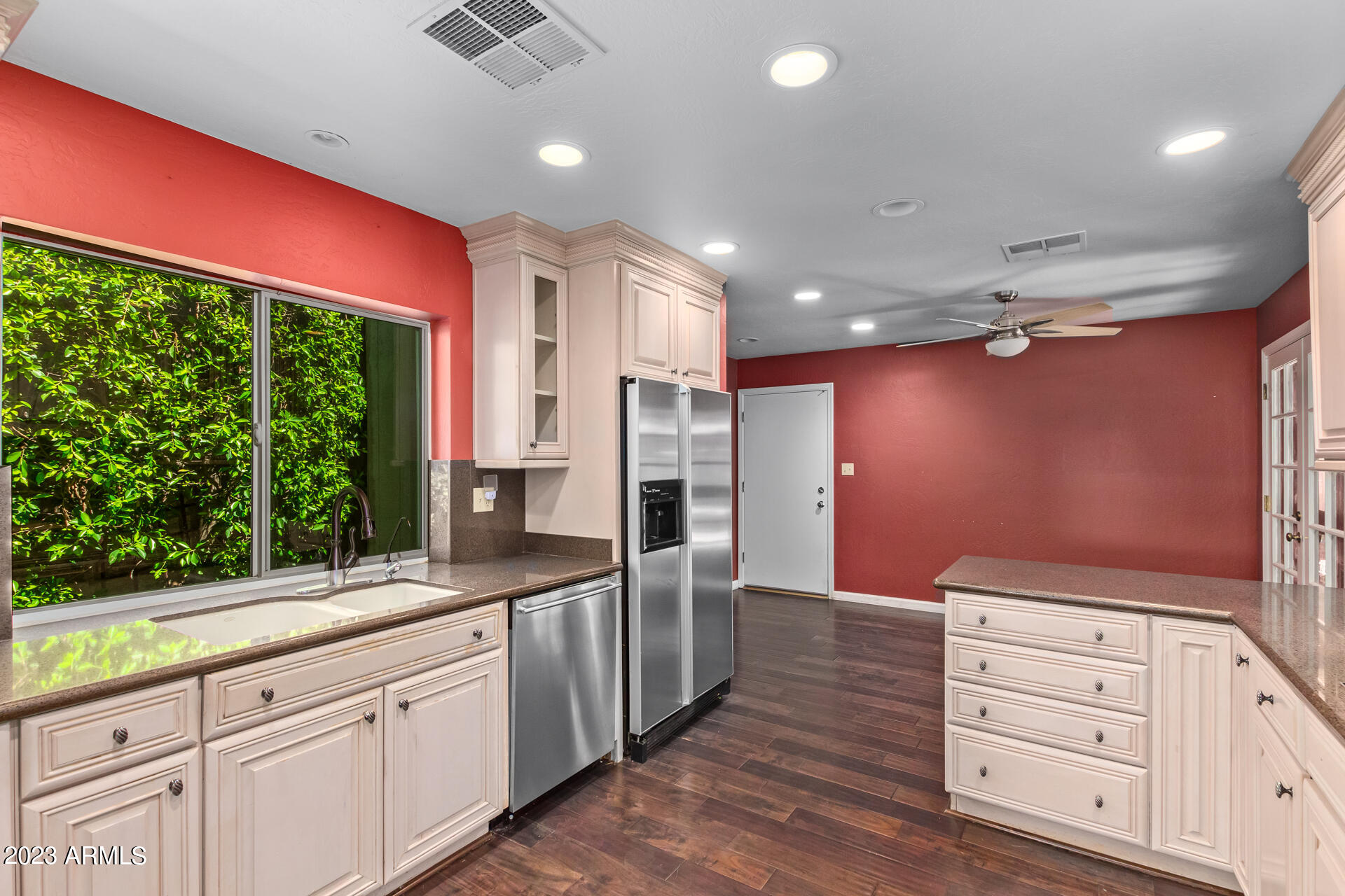 6824 N 17th Place