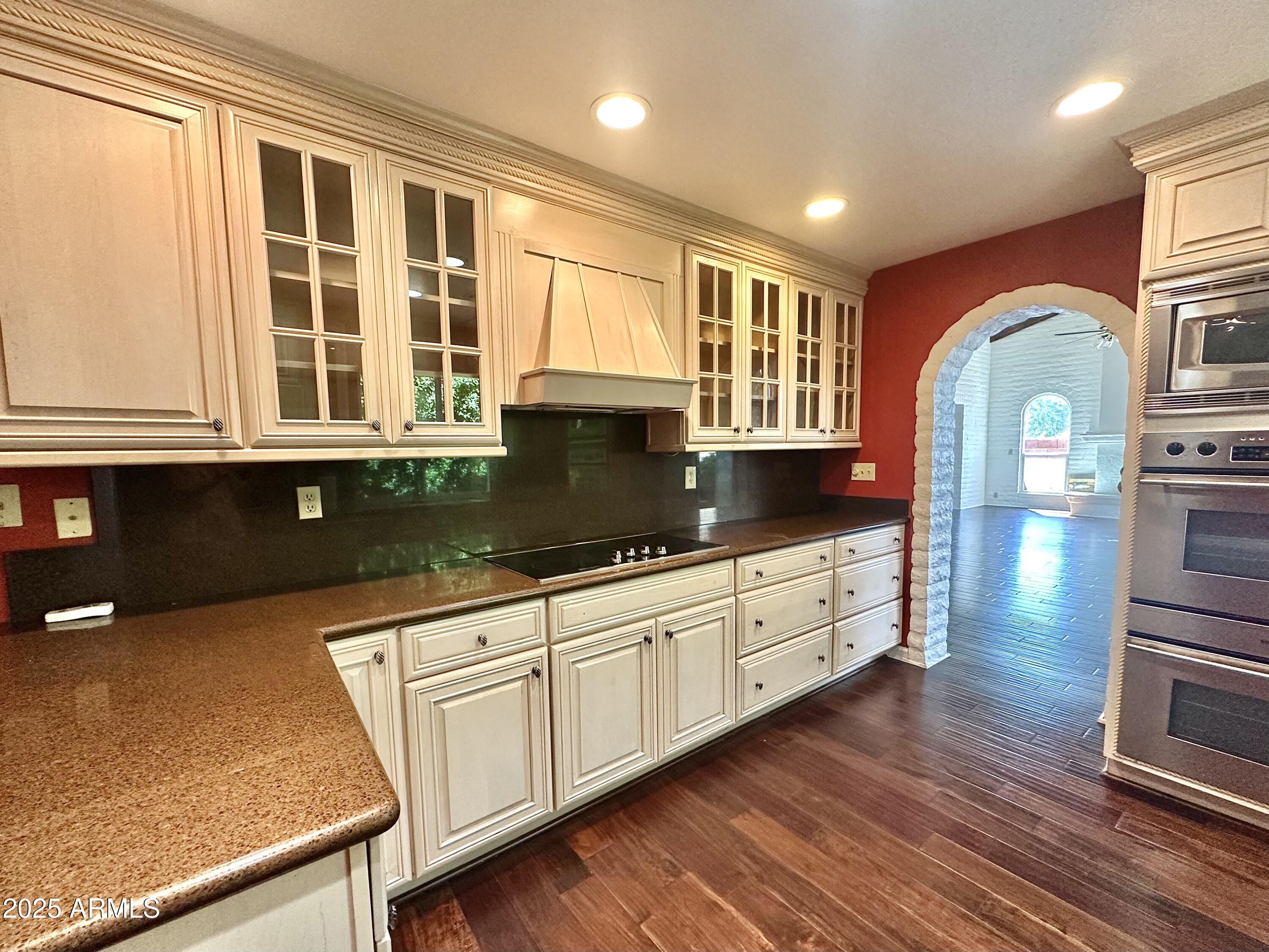 6824 N 17th Place