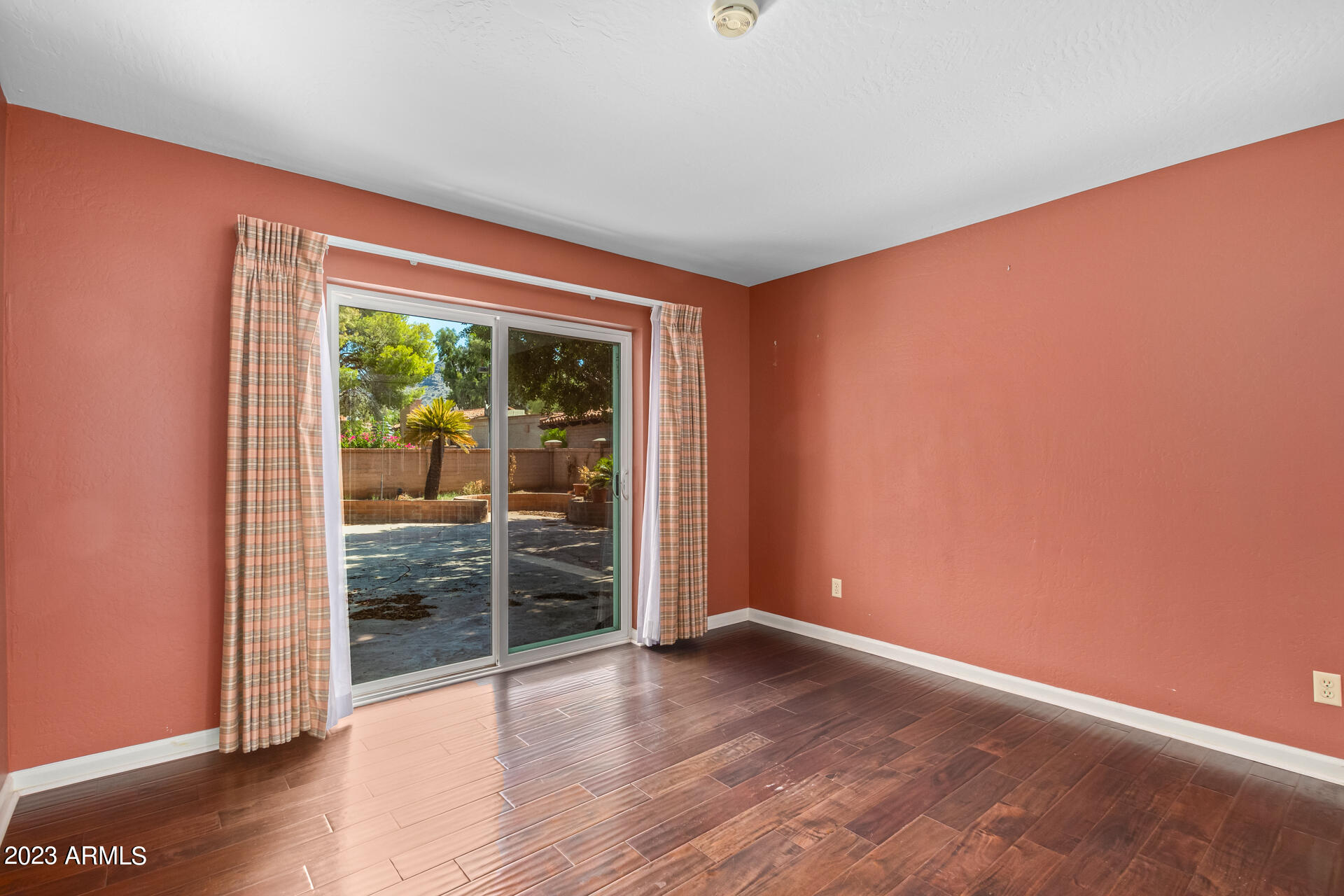 6824 N 17th Place