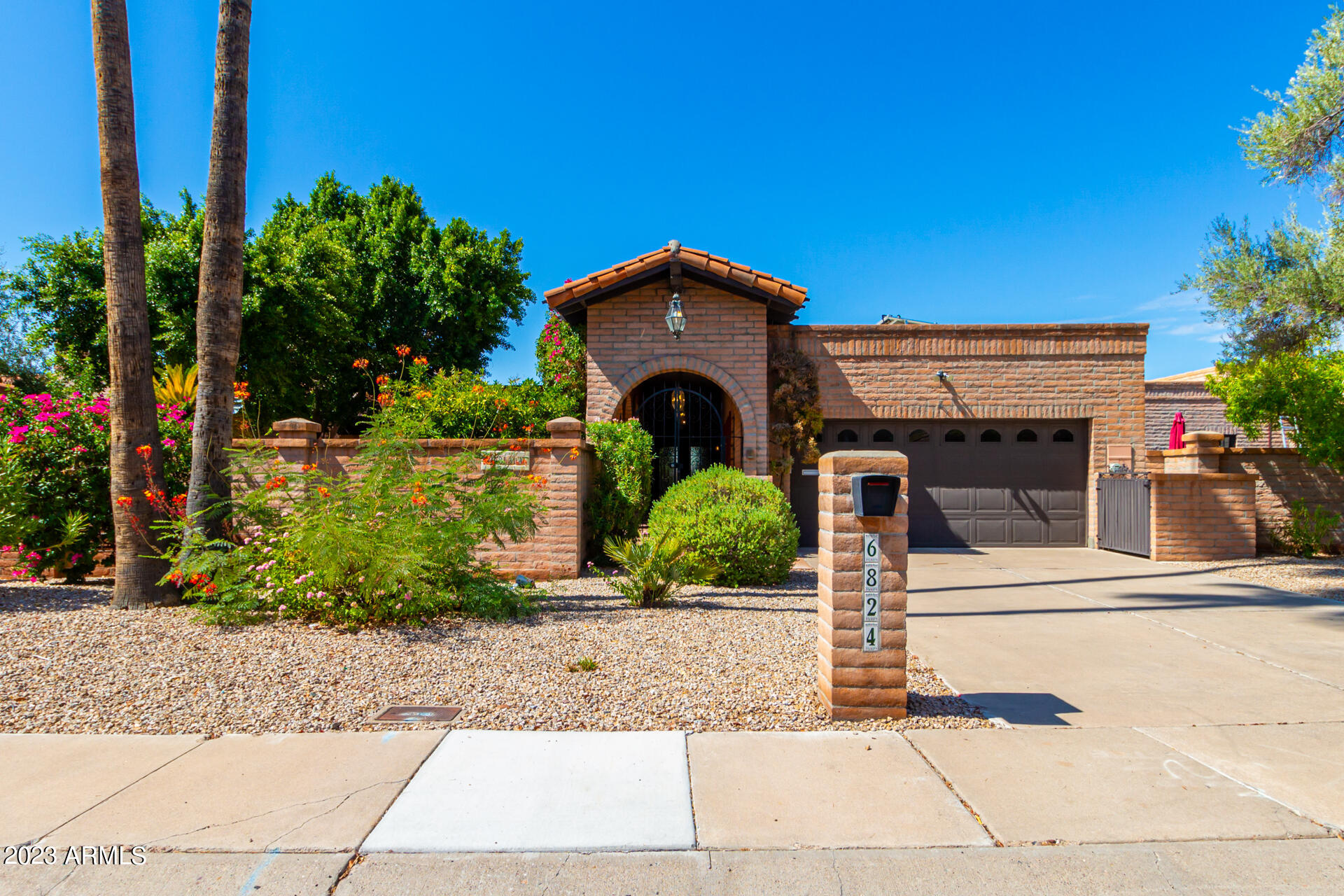 6824 N 17th Place