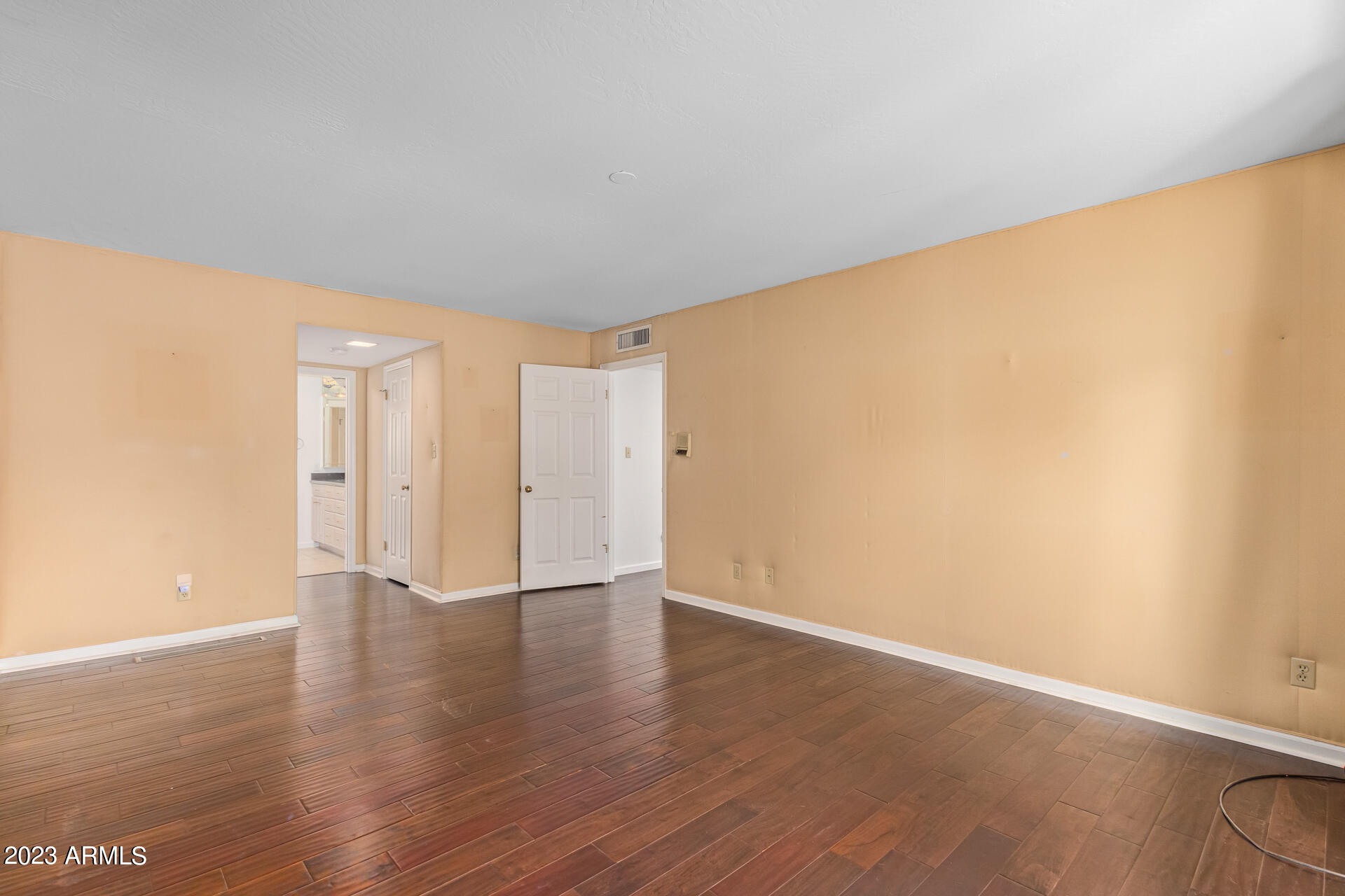 6824 N 17th Place