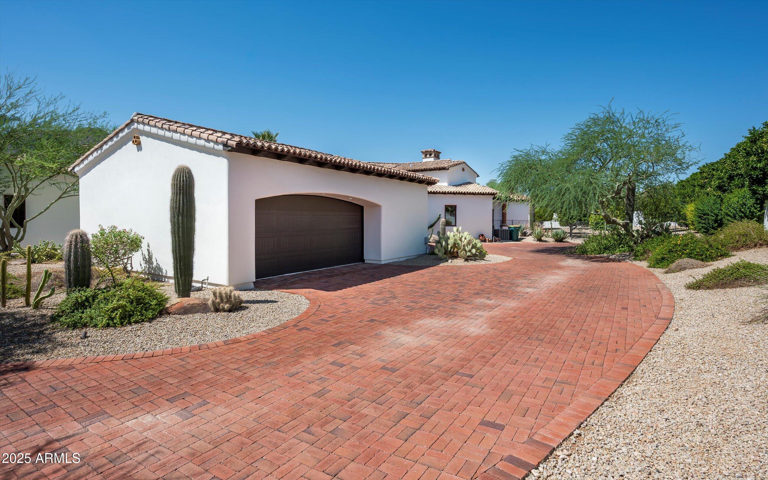 5842 E REDWING Road
