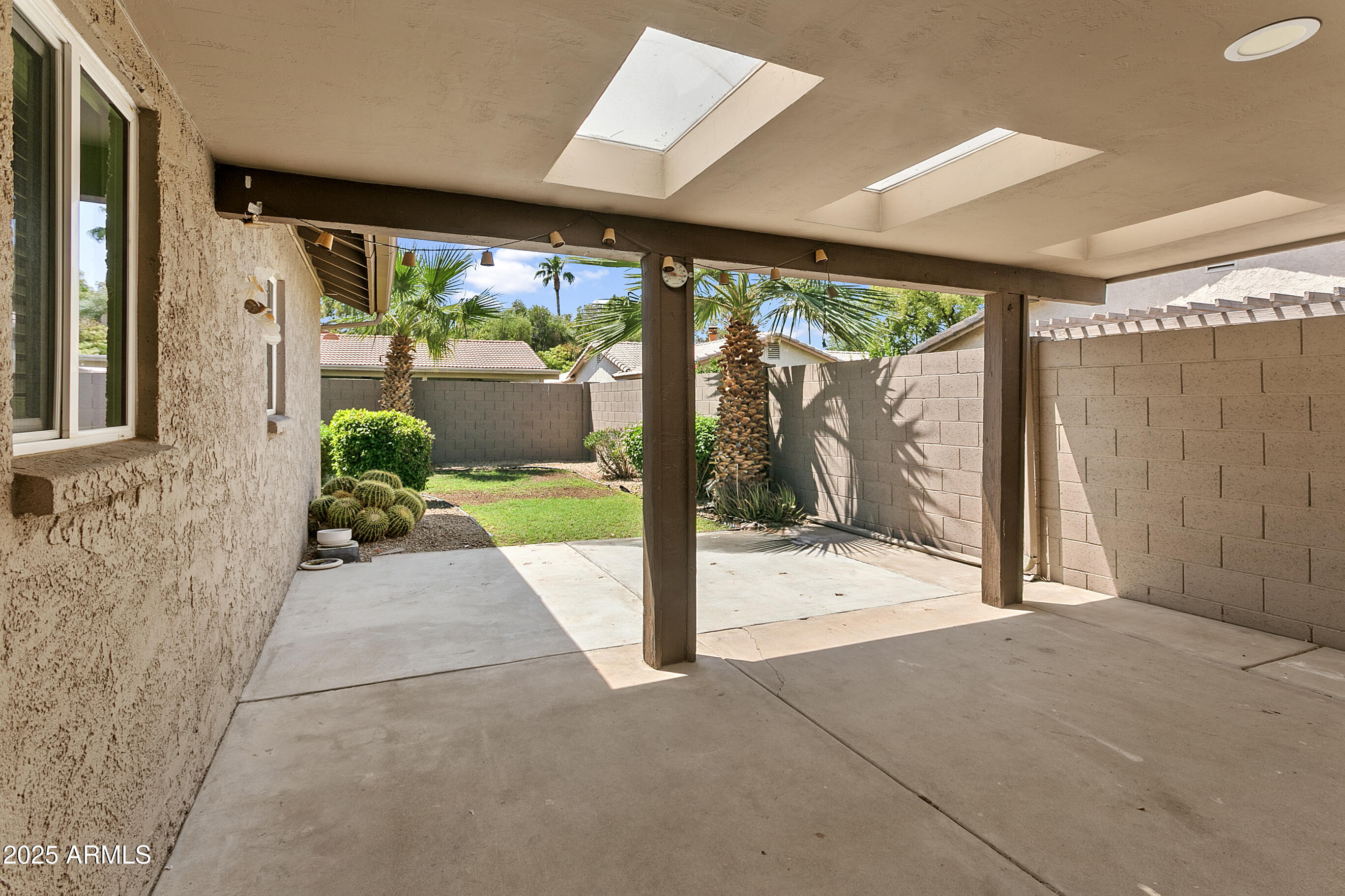 1527 E WESTWIND Way