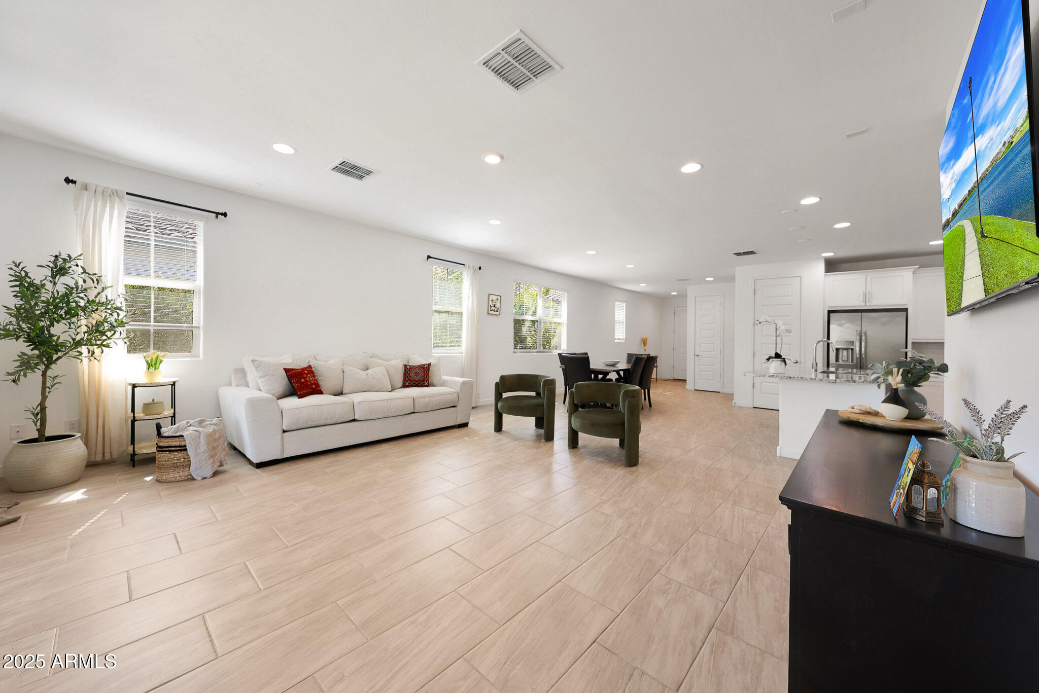 98 E LEO Place