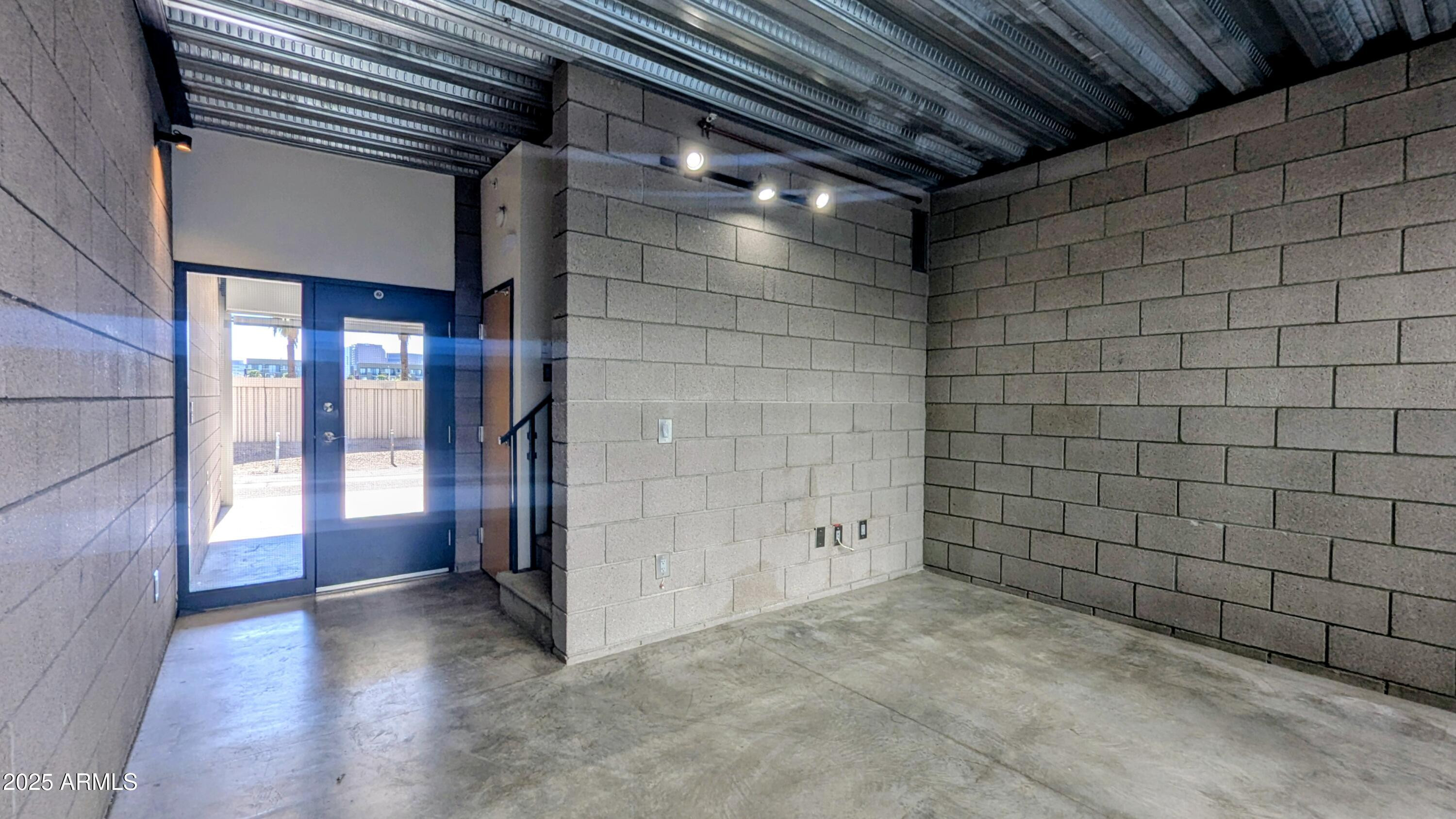 525 E Willetta Street Apt 8