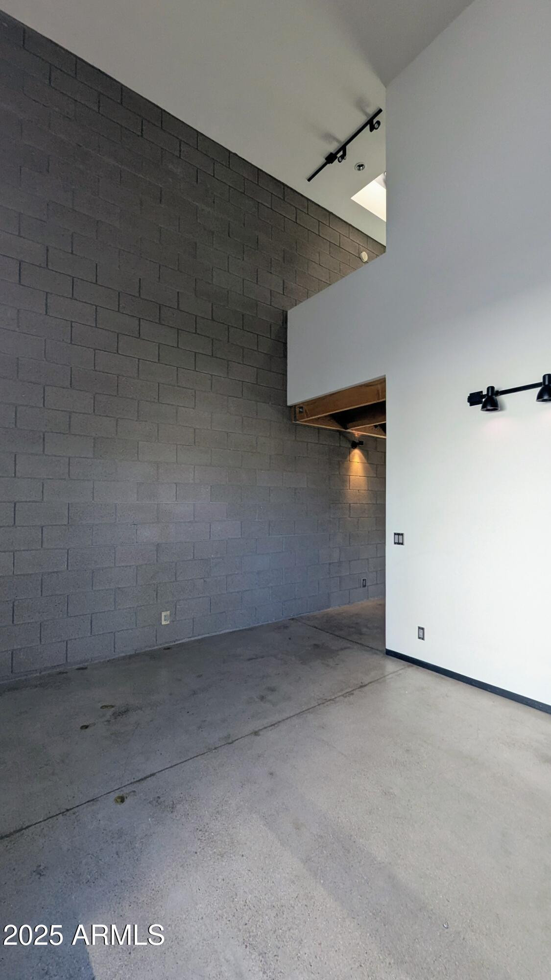 525 E Willetta Street Apt 8