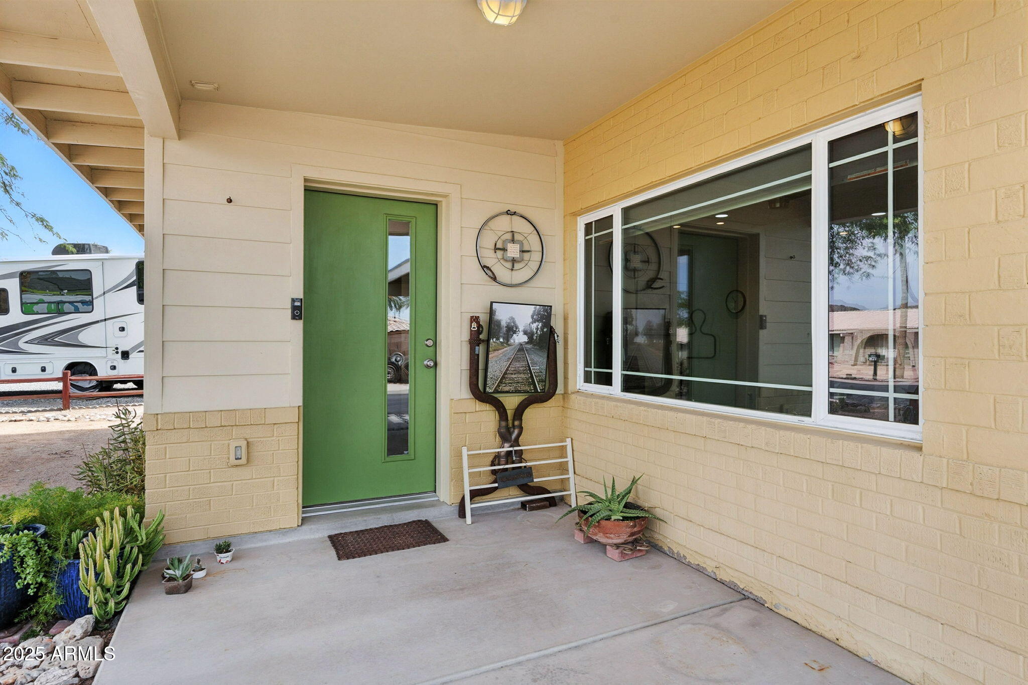 1525 E LOMA Lane