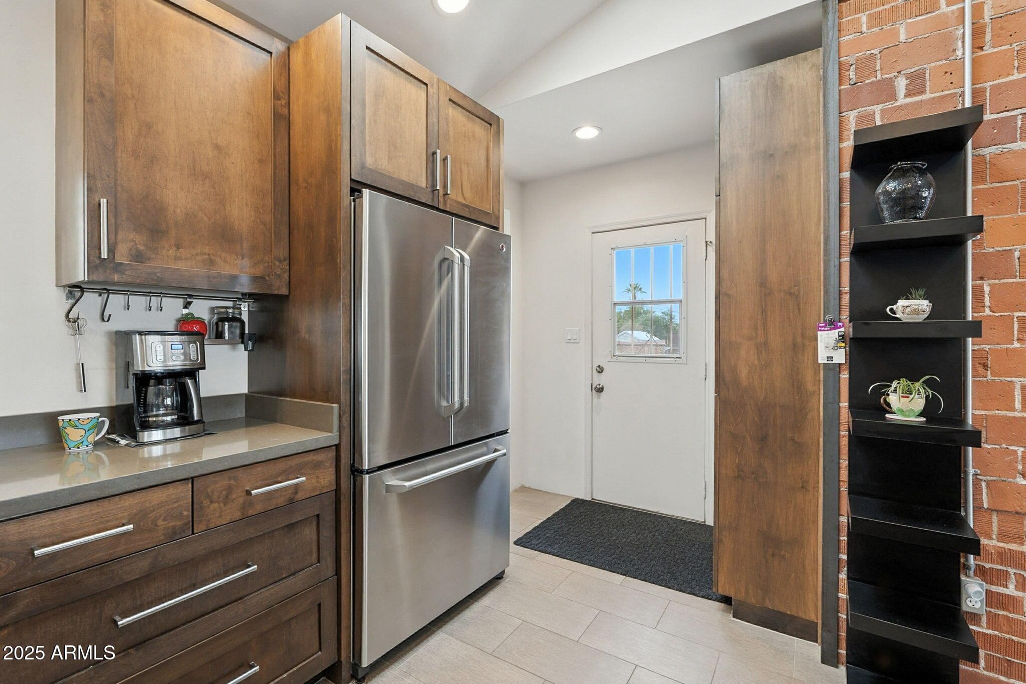 1525 E LOMA Lane