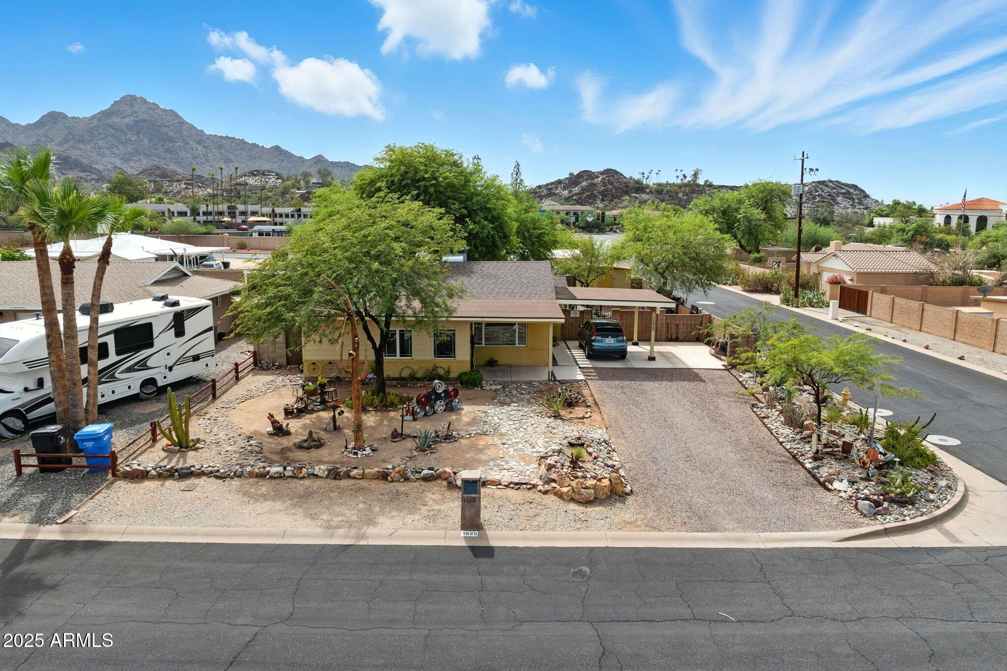 1525 E LOMA Lane