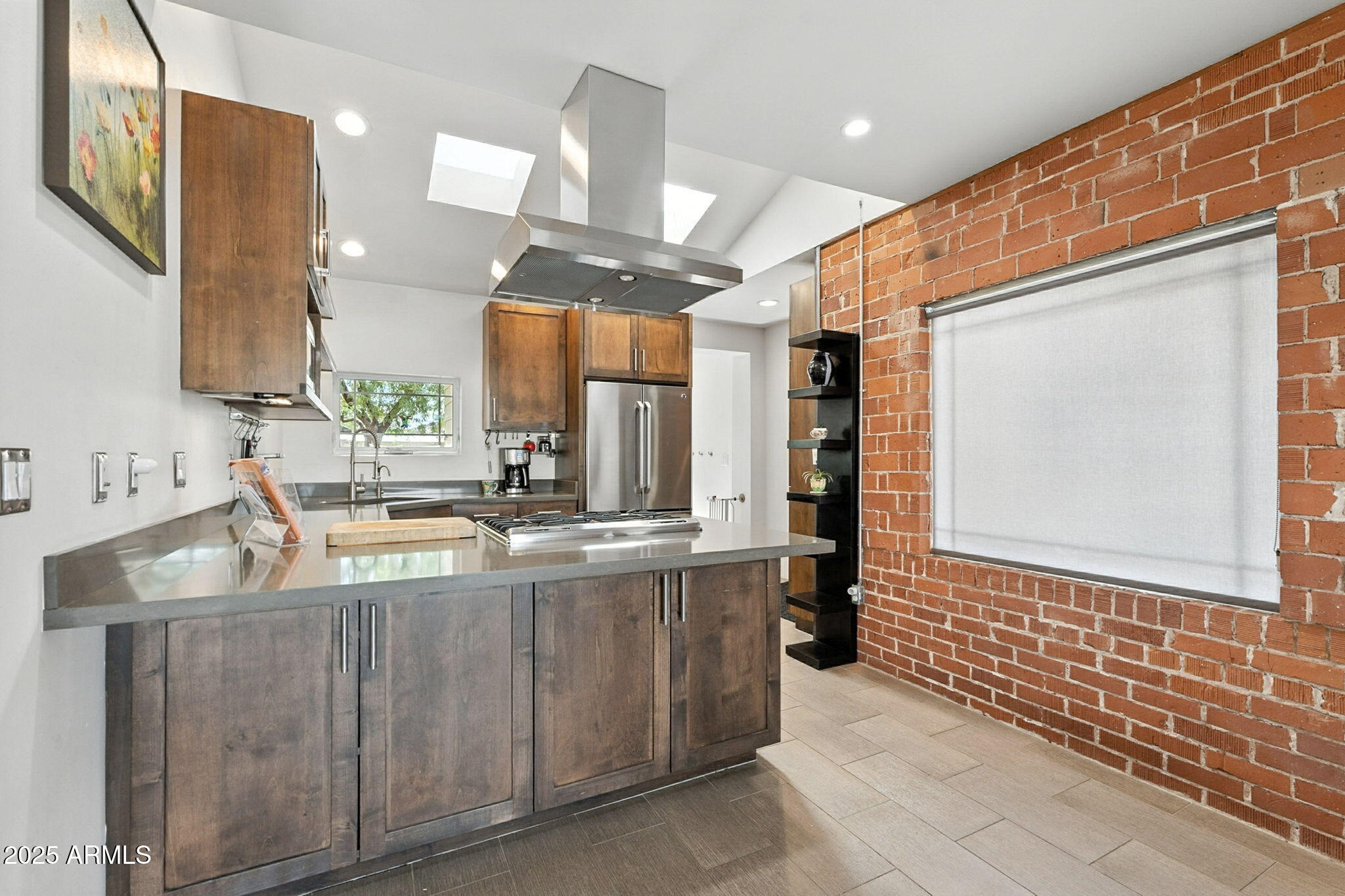 1525 E LOMA Lane