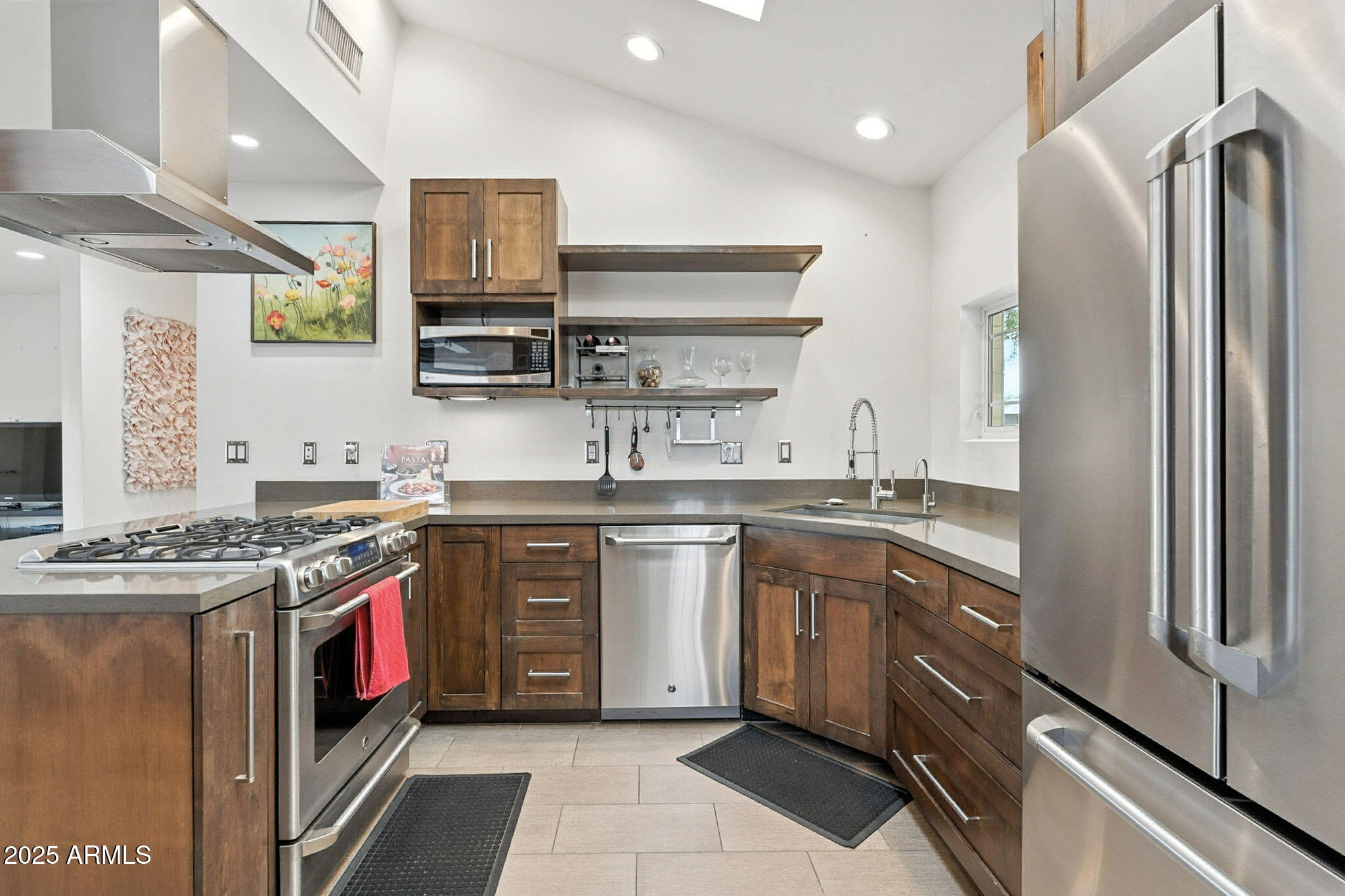1525 E LOMA Lane