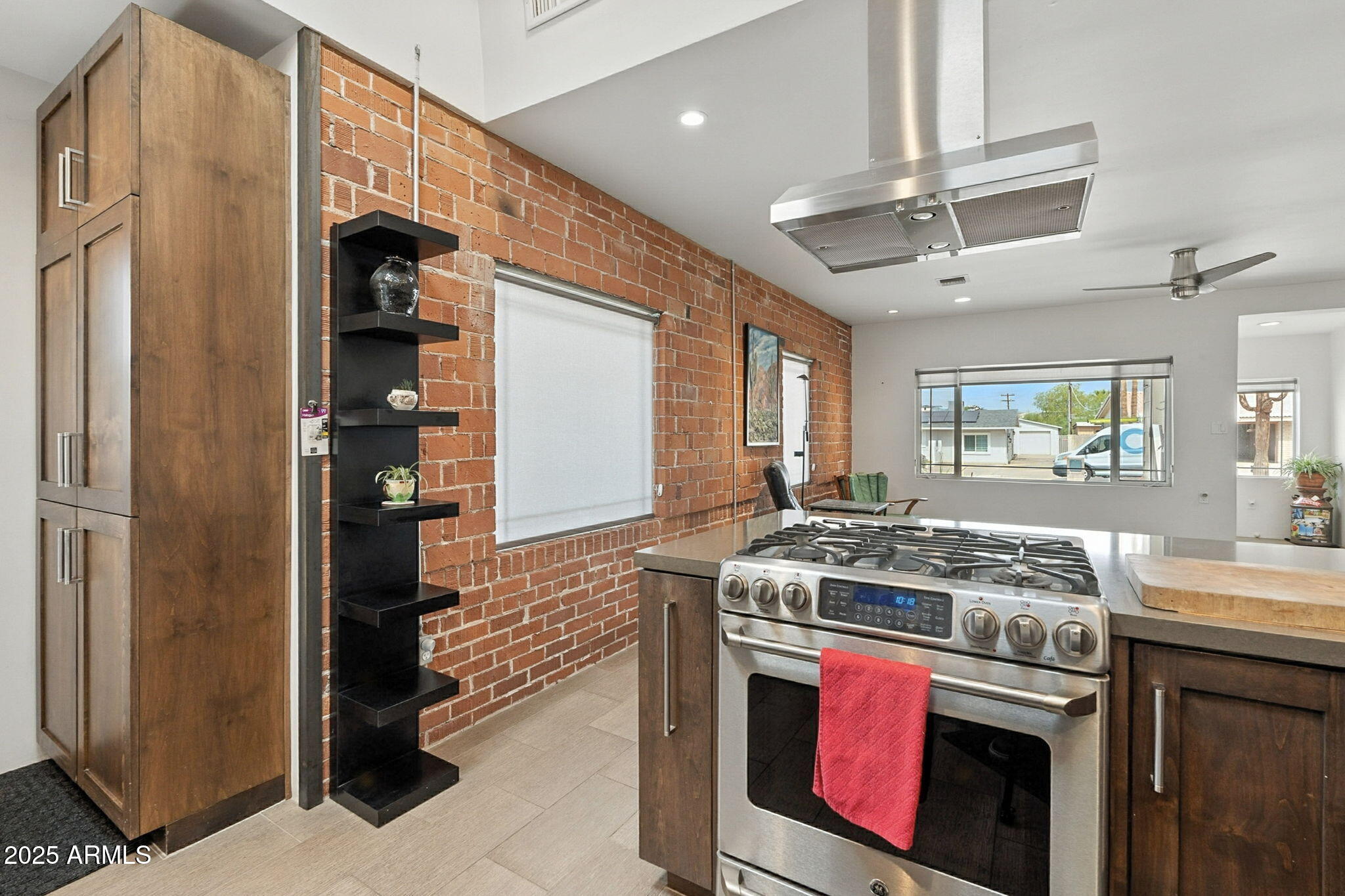 1525 E LOMA Lane