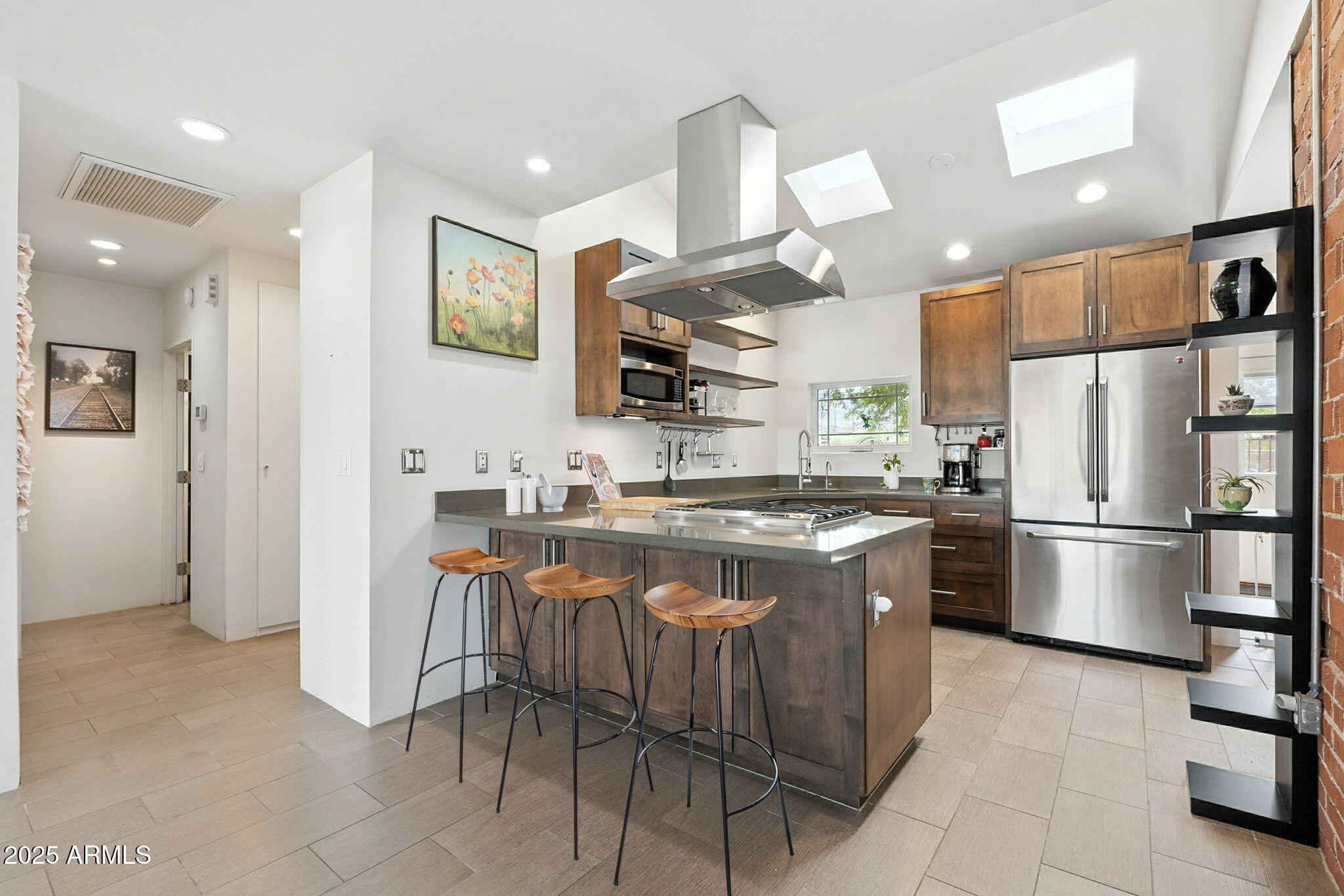 1525 E LOMA Lane