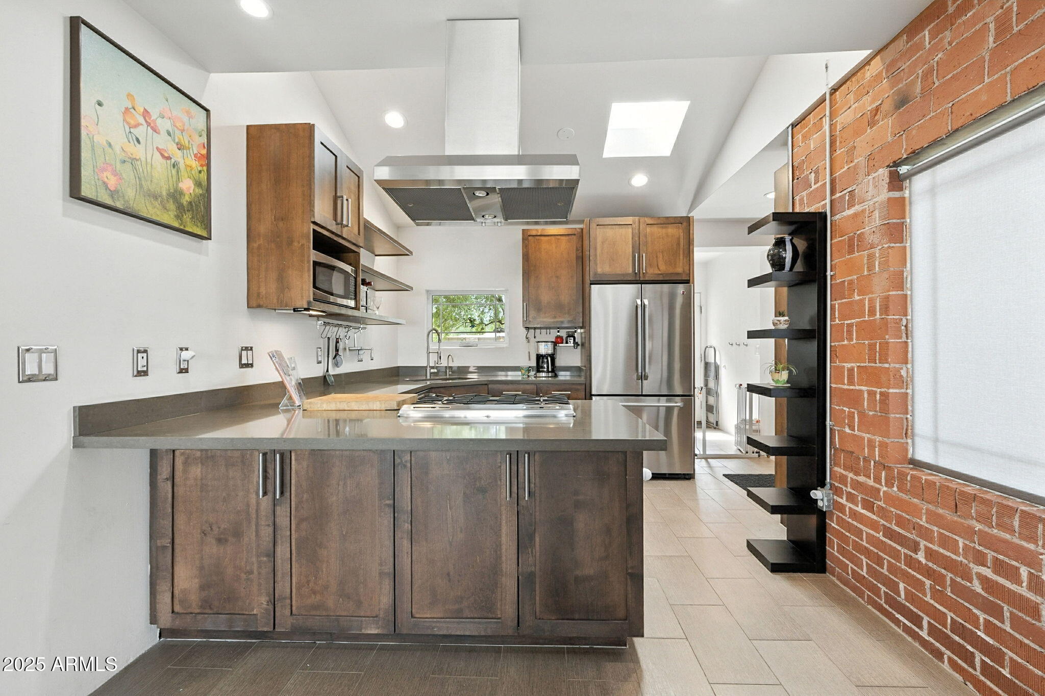 1525 E LOMA Lane