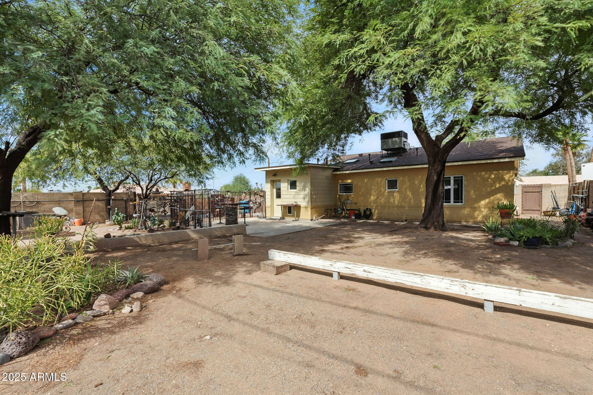 1525 E LOMA Lane