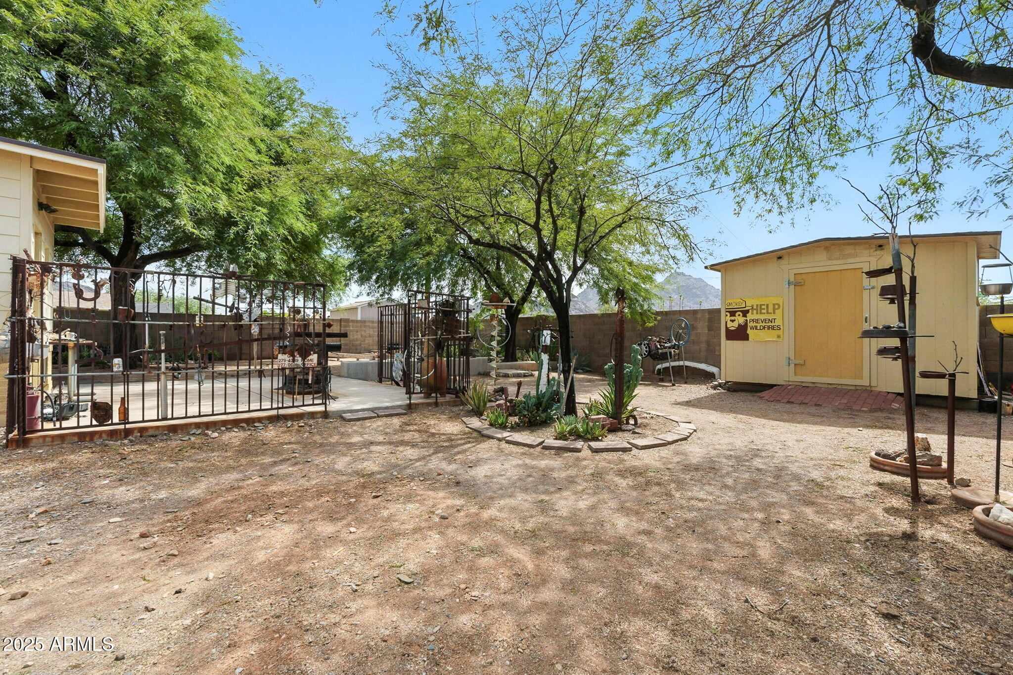 1525 E LOMA Lane