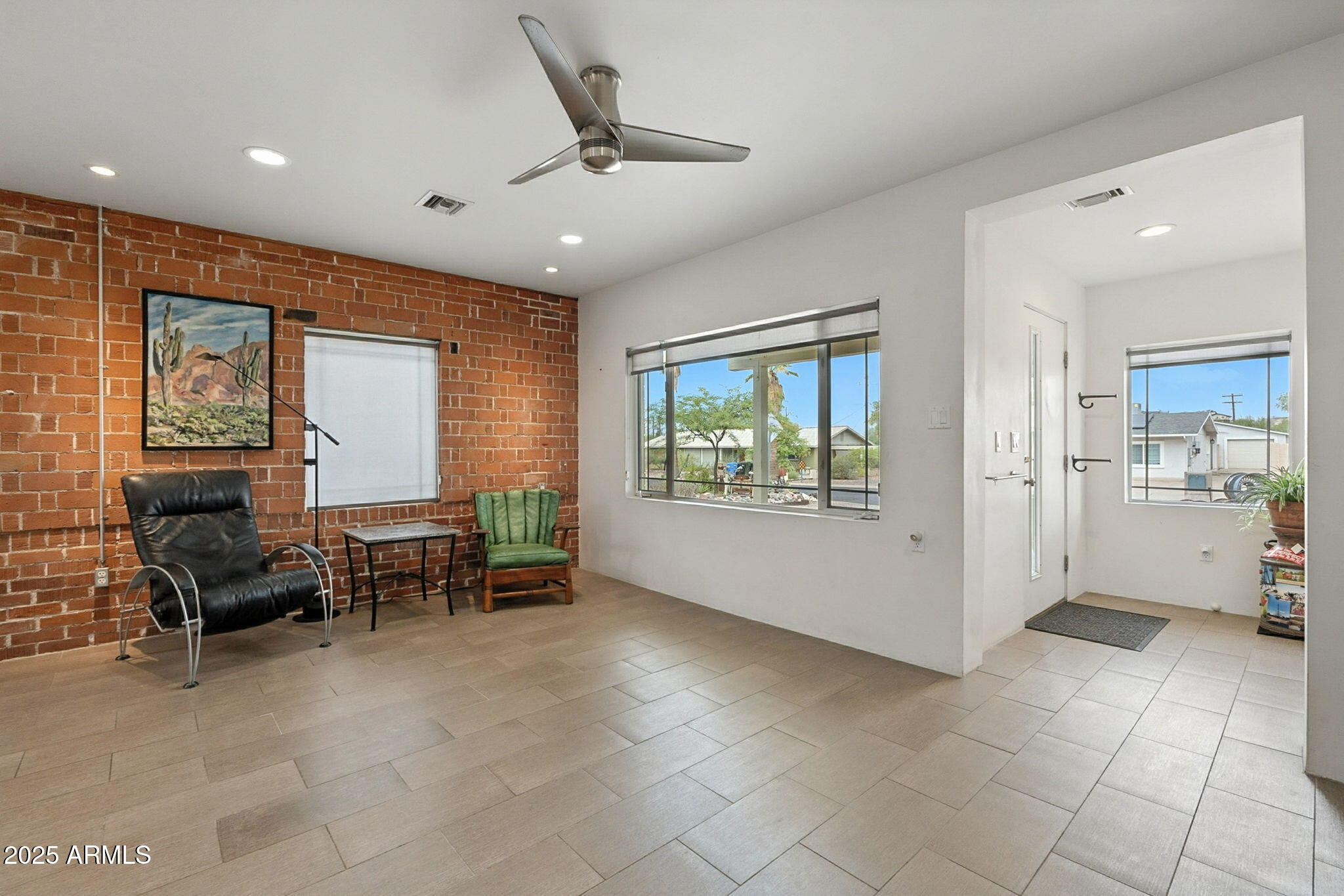 1525 E LOMA Lane