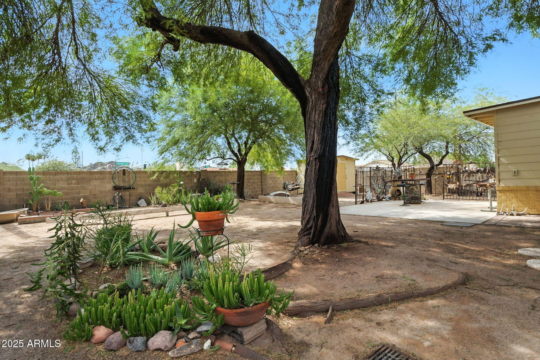 1525 E LOMA Lane
