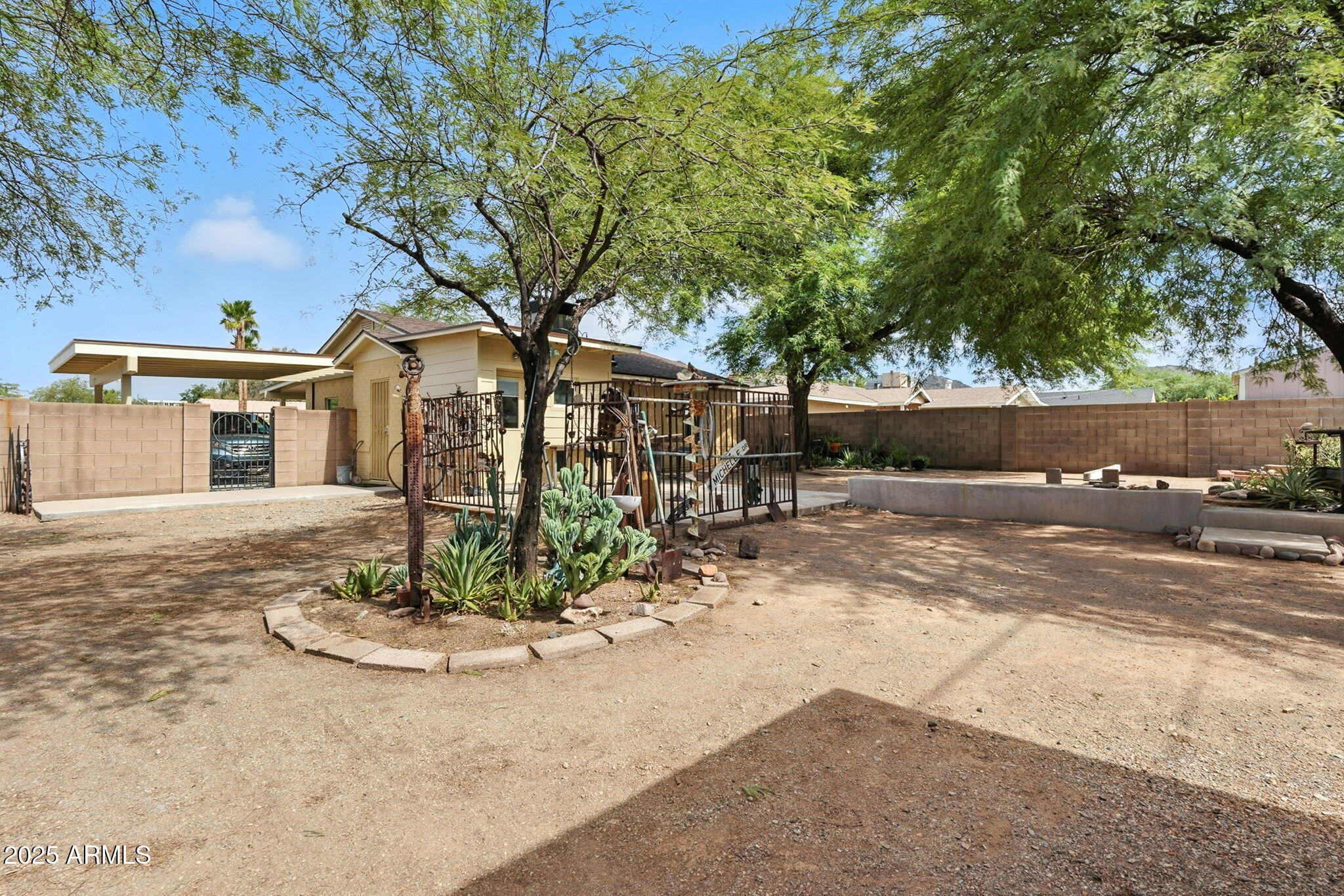 1525 E LOMA Lane
