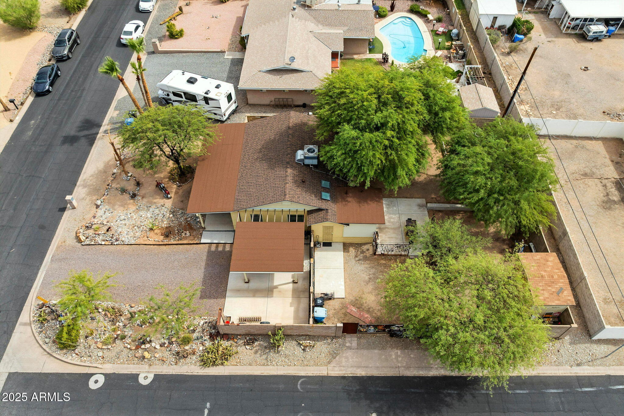 1525 E LOMA Lane