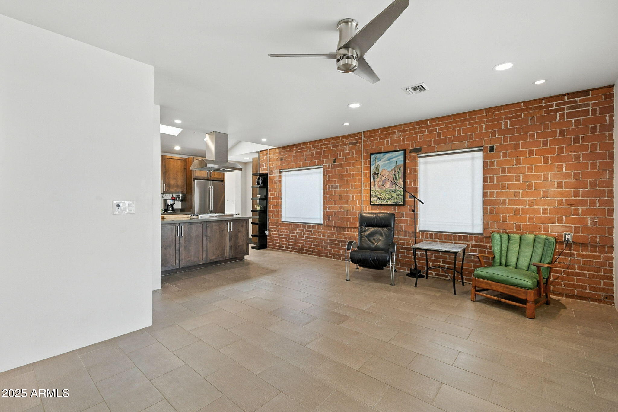1525 E LOMA Lane