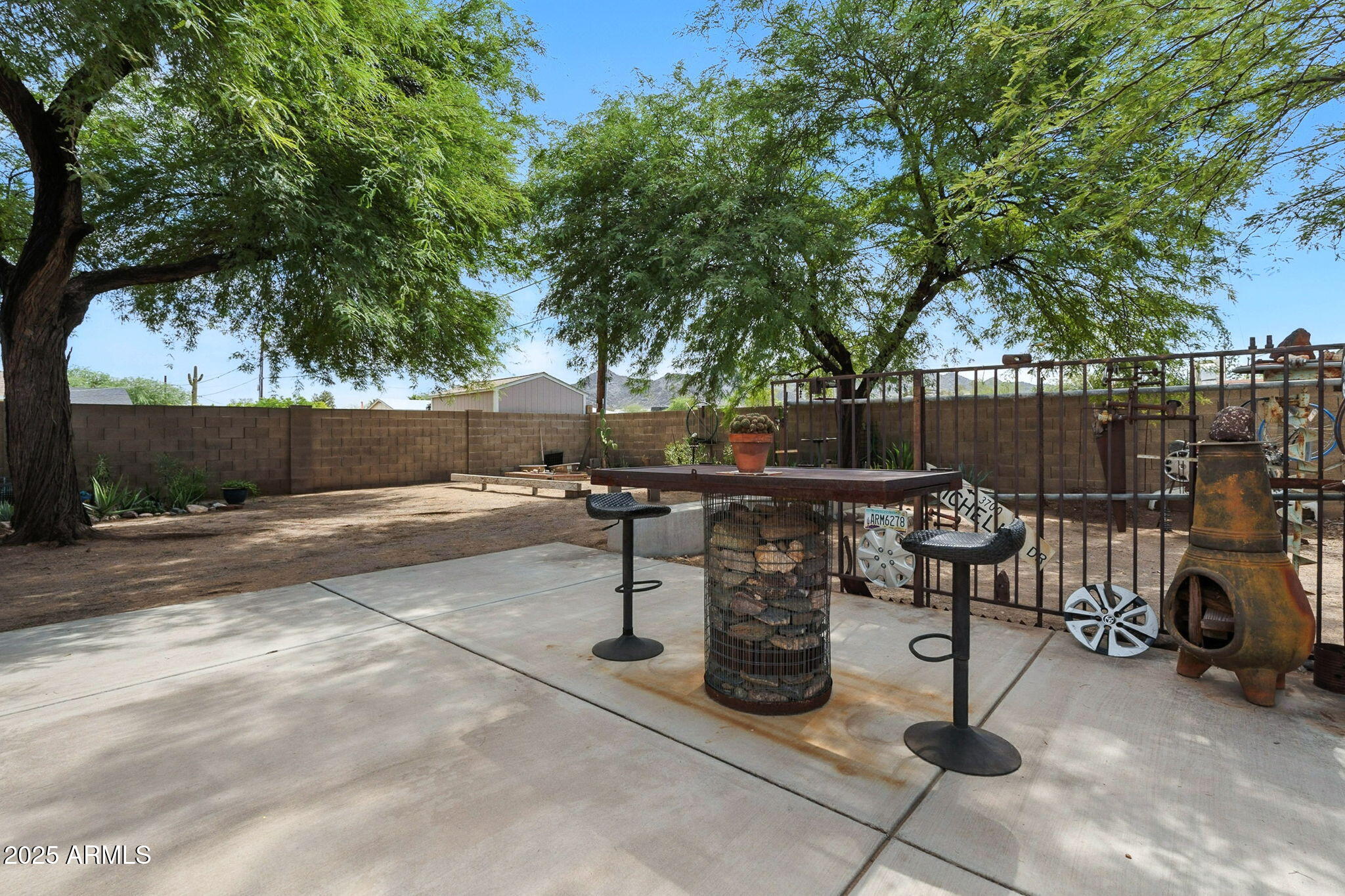 1525 E LOMA Lane