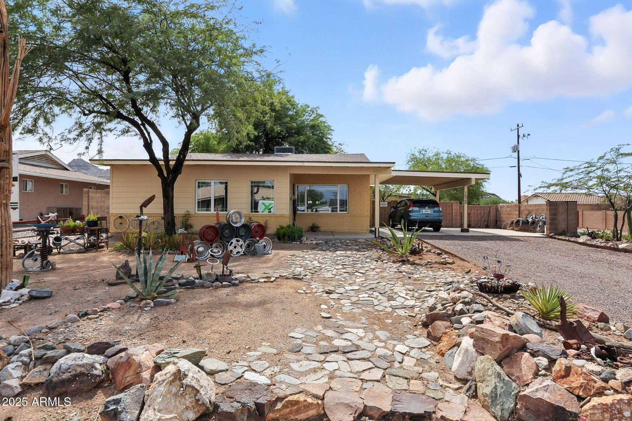 1525 E LOMA Lane