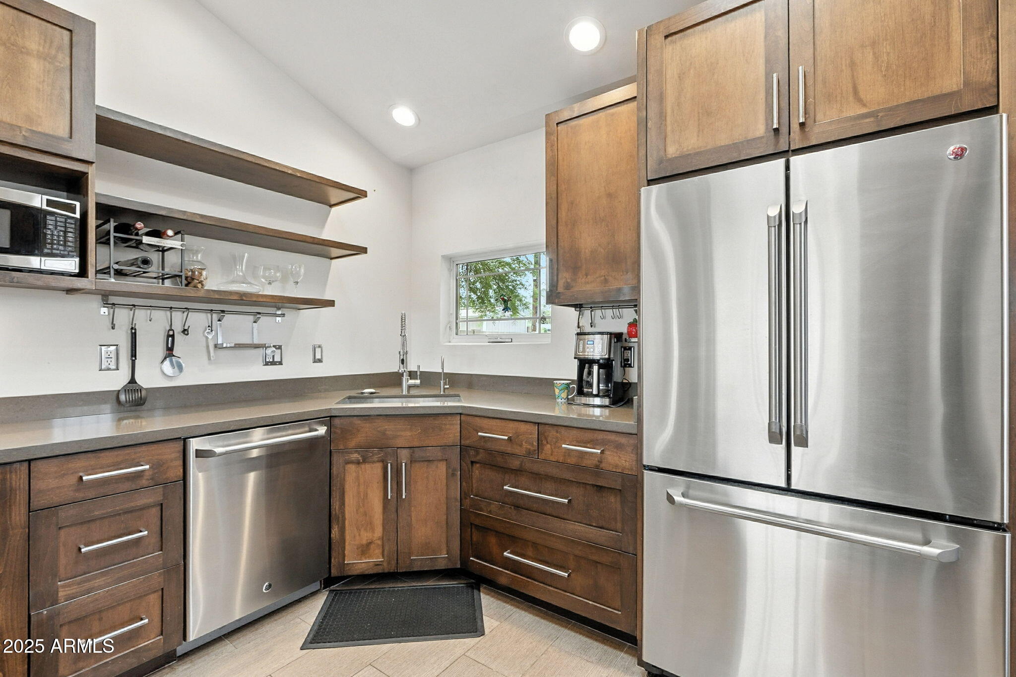 1525 E LOMA Lane