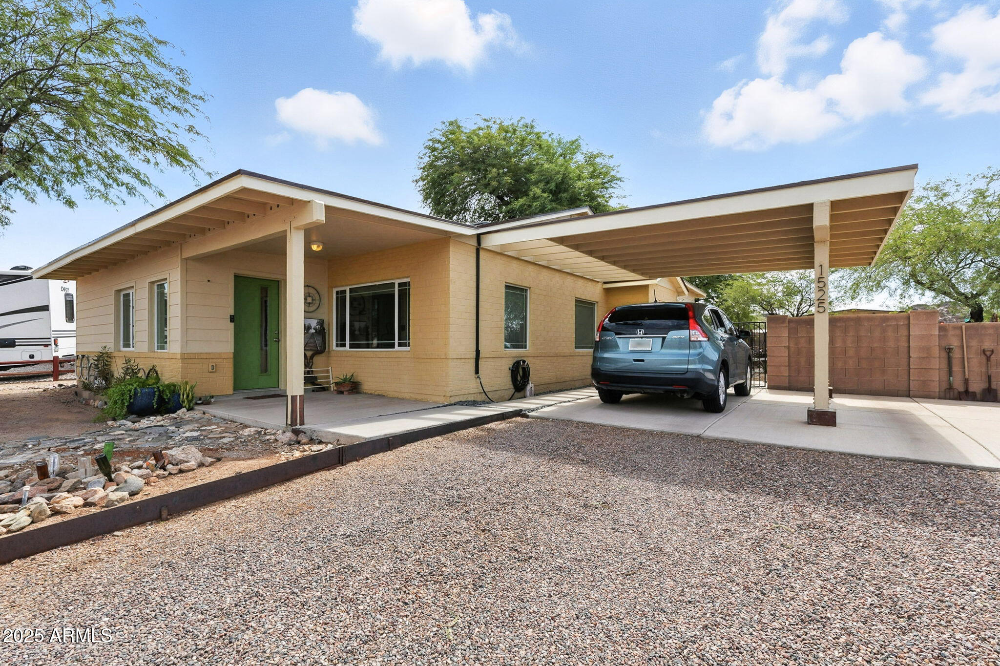 1525 E LOMA Lane