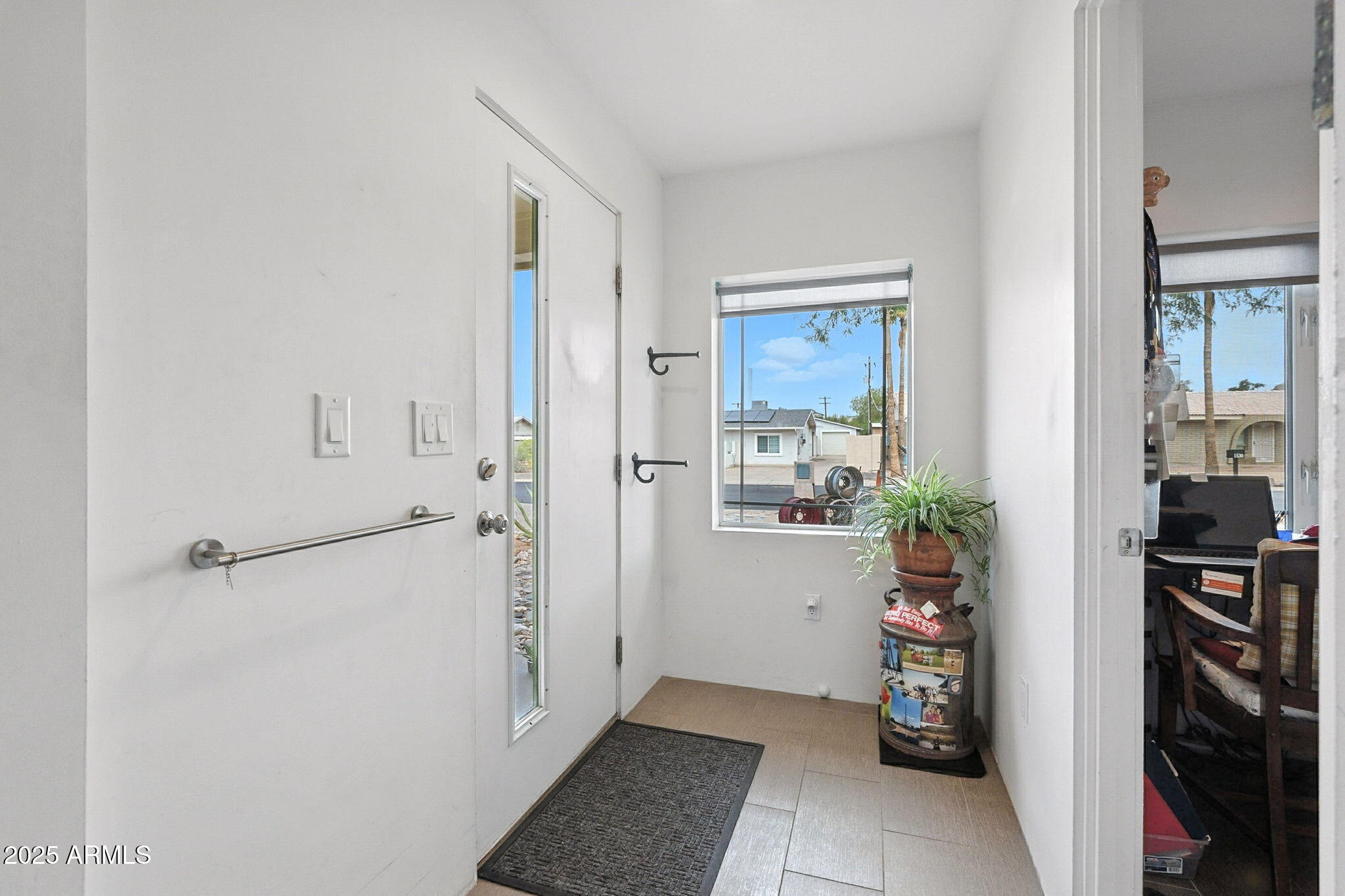 1525 E LOMA Lane
