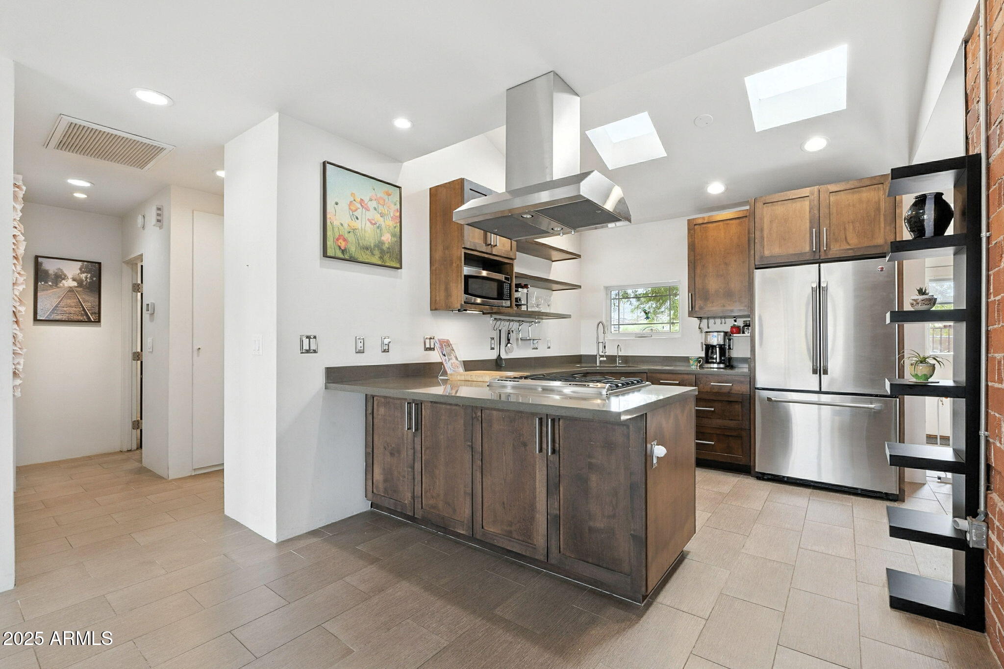 1525 E LOMA Lane