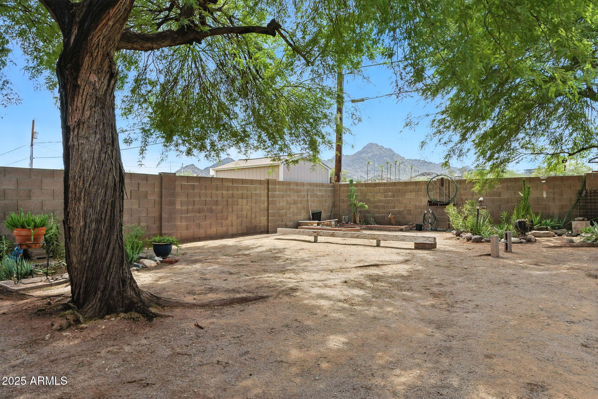 1525 E LOMA Lane