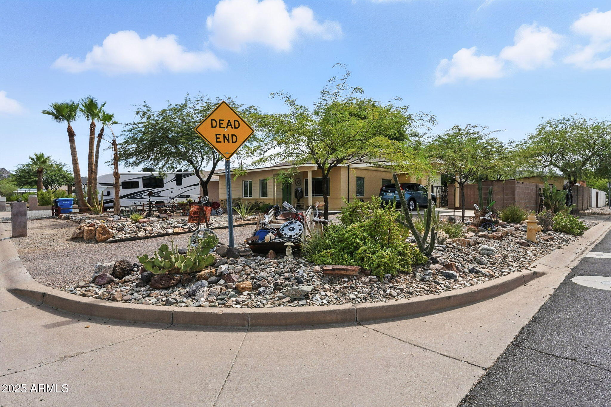 1525 E LOMA Lane