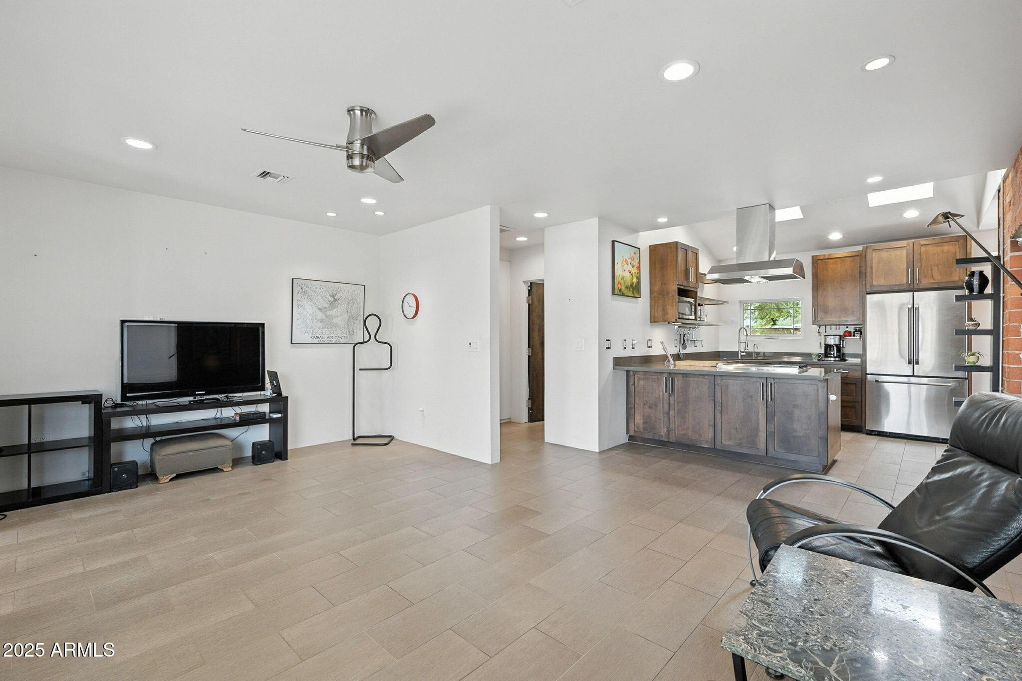1525 E LOMA Lane