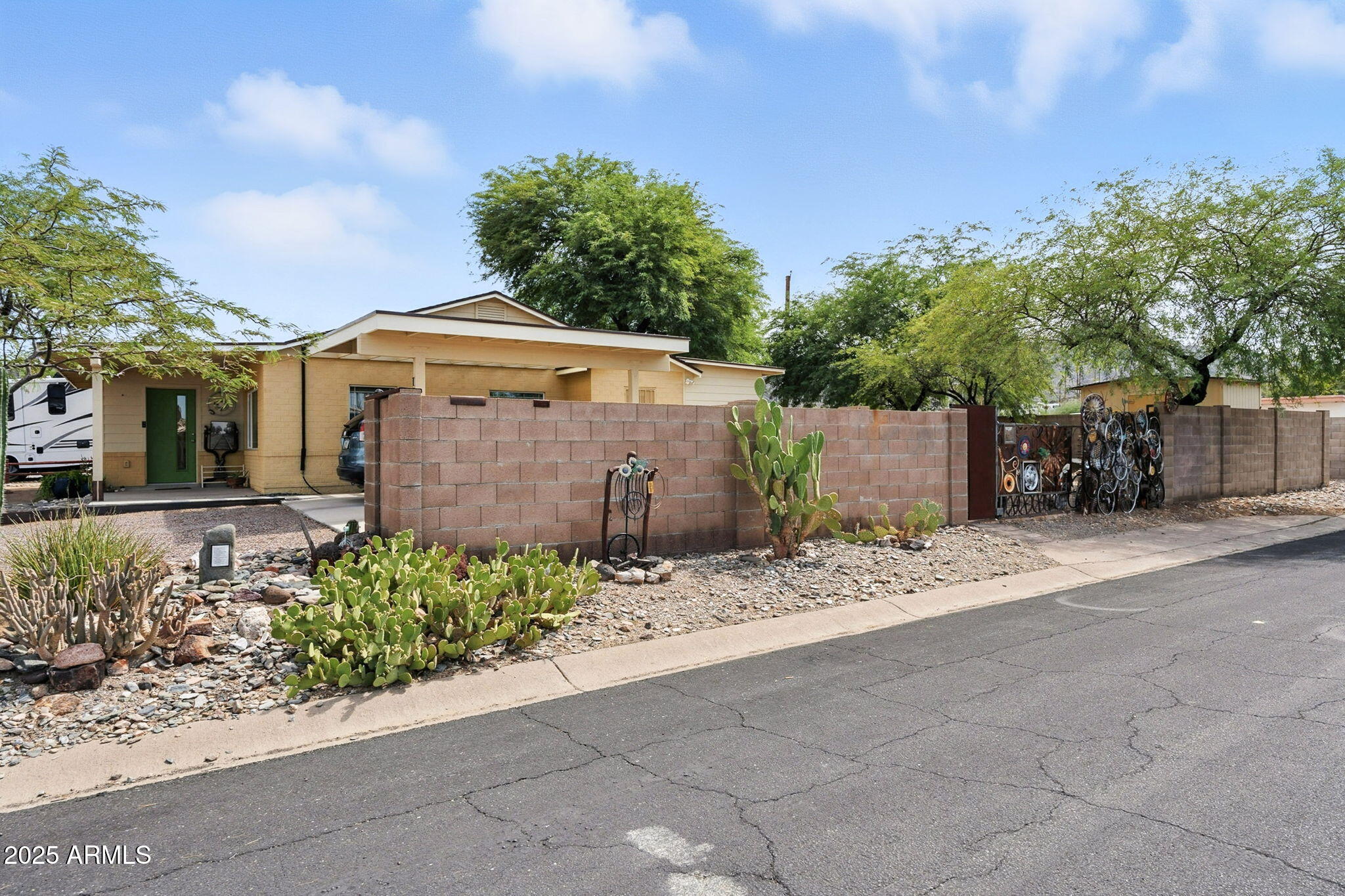 1525 E LOMA Lane