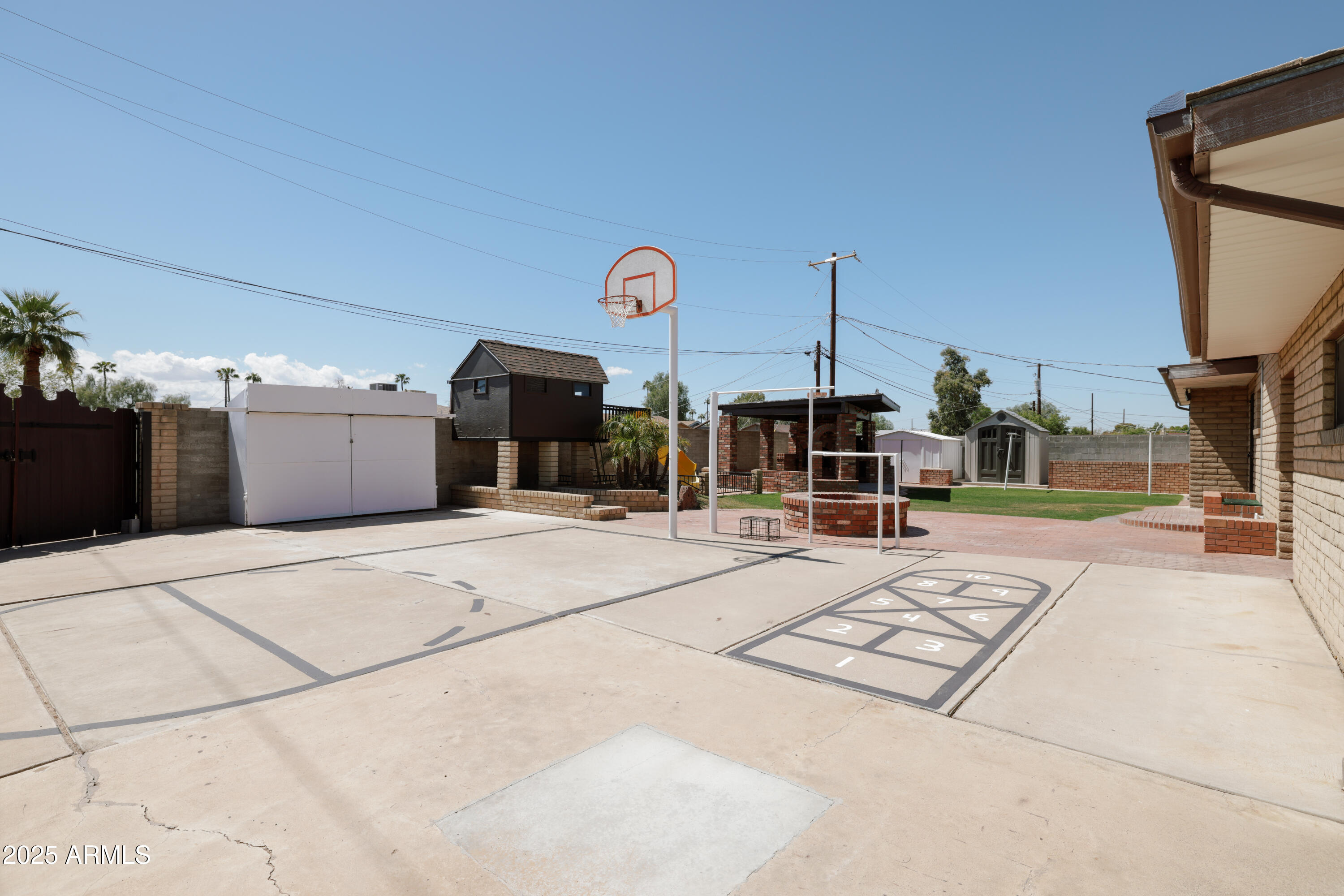 2101 W LUKE Avenue