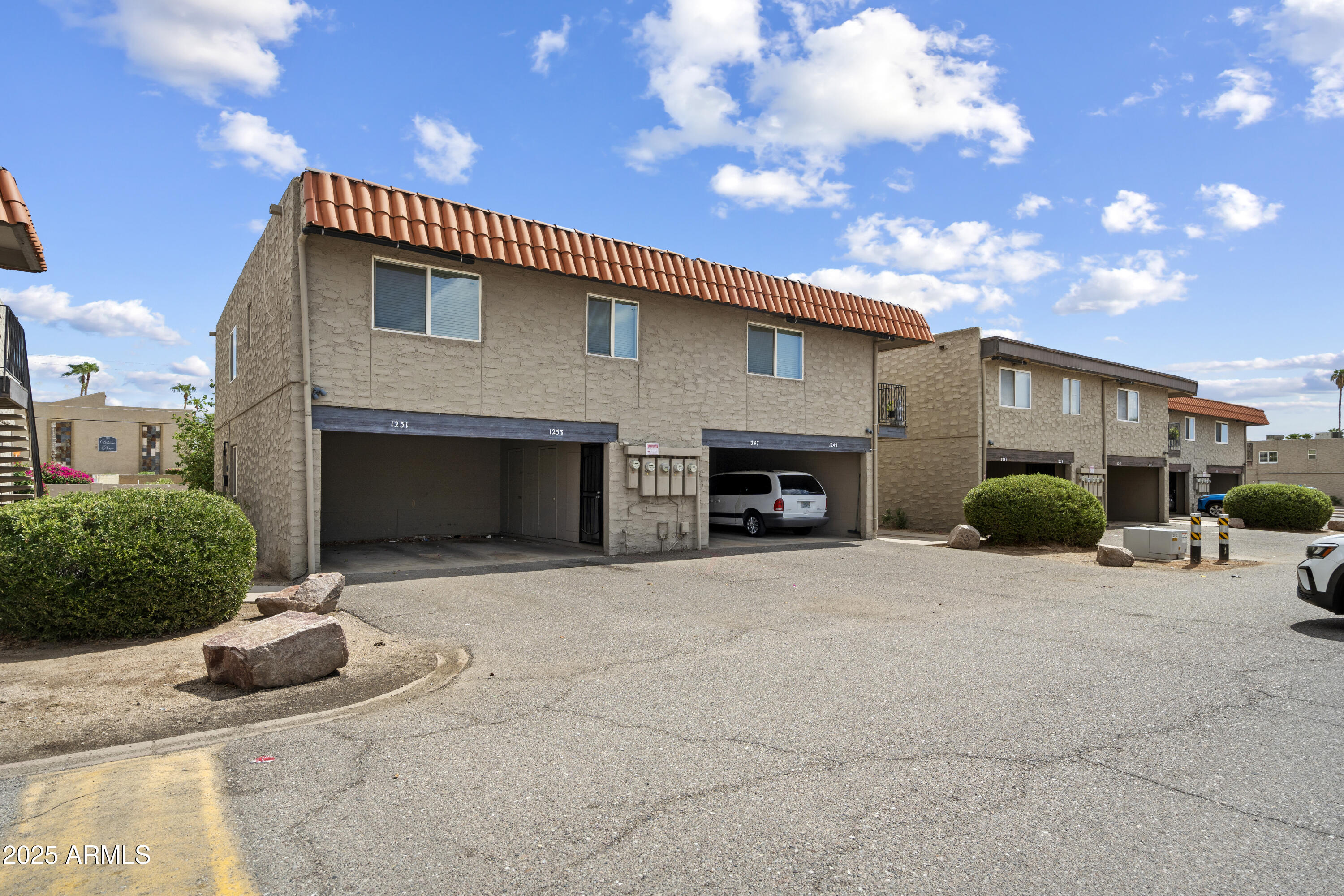 1251 N 47th Place