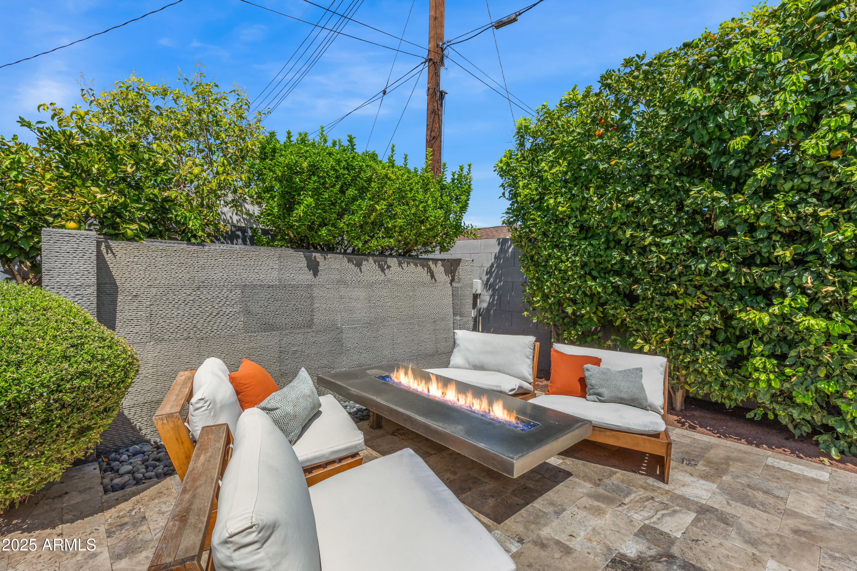 1218 E Clarendon Avenue