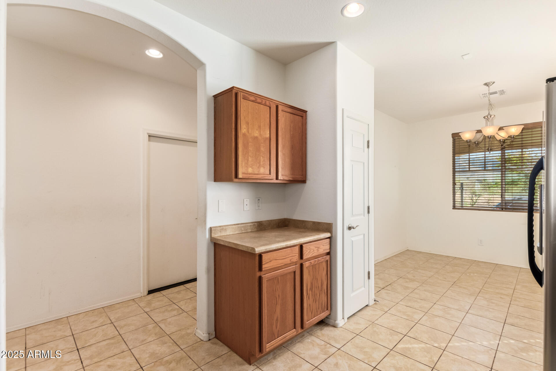 2536 W GARY Way