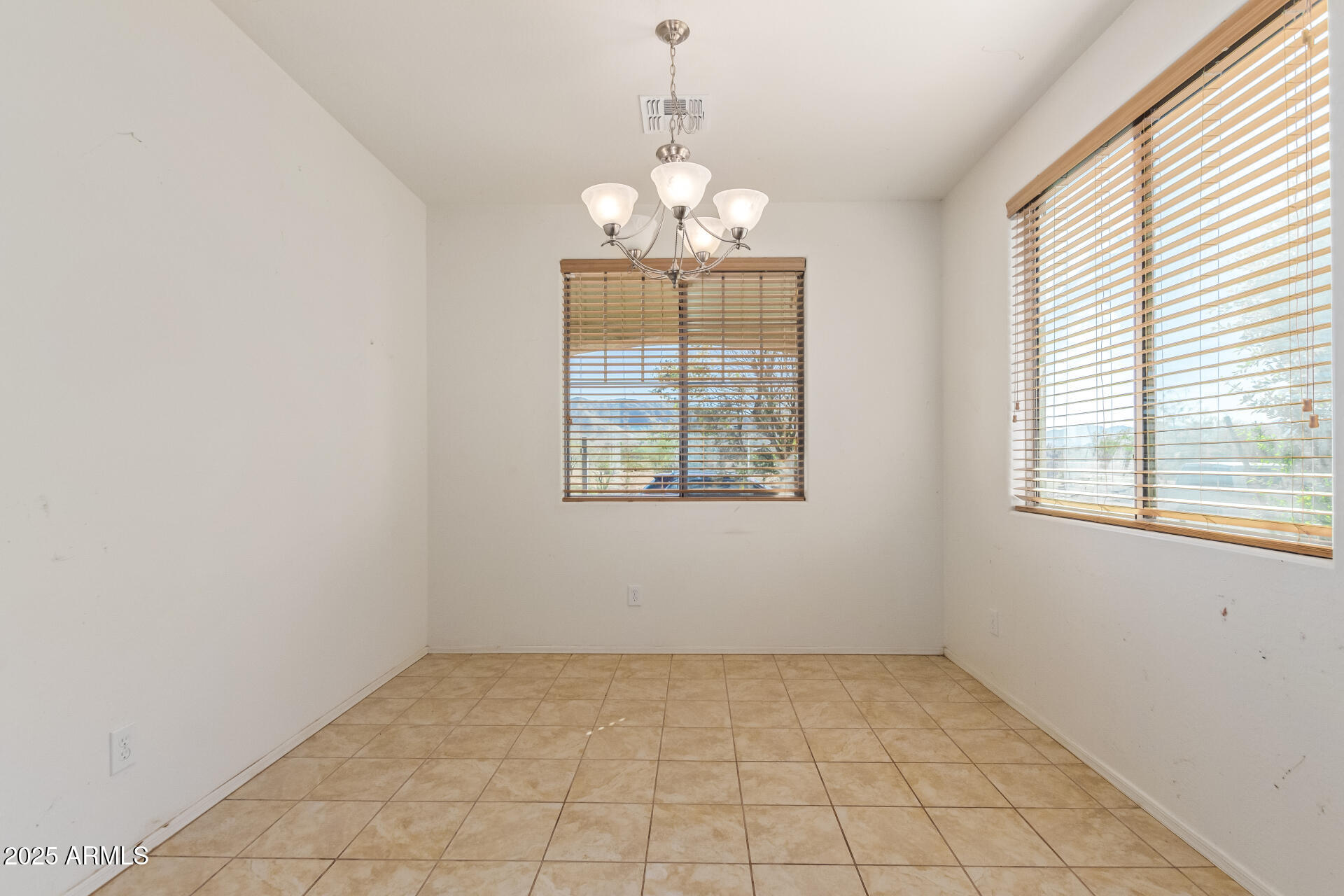 2536 W GARY Way