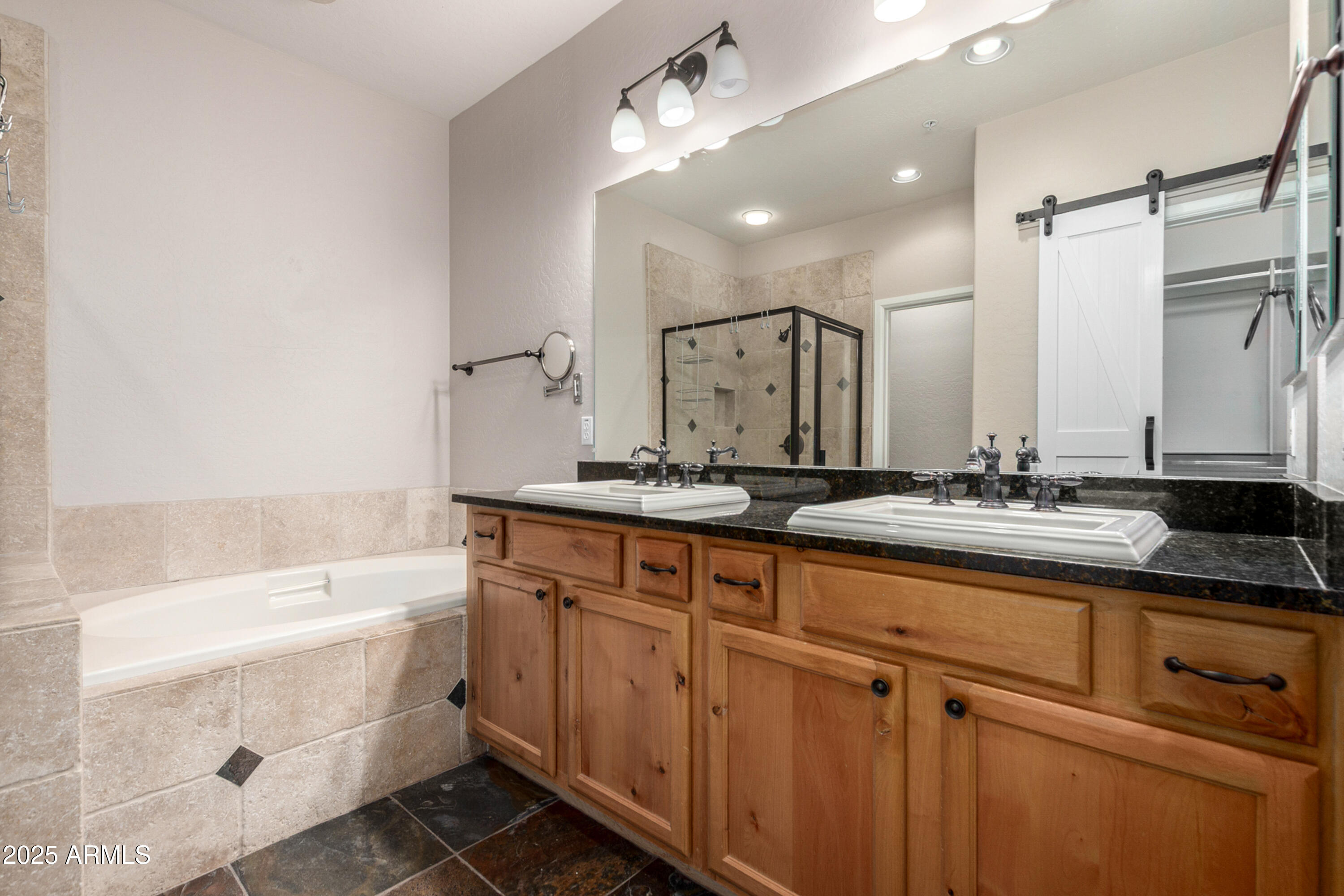 3935 E ROUGH RIDER Road 1190