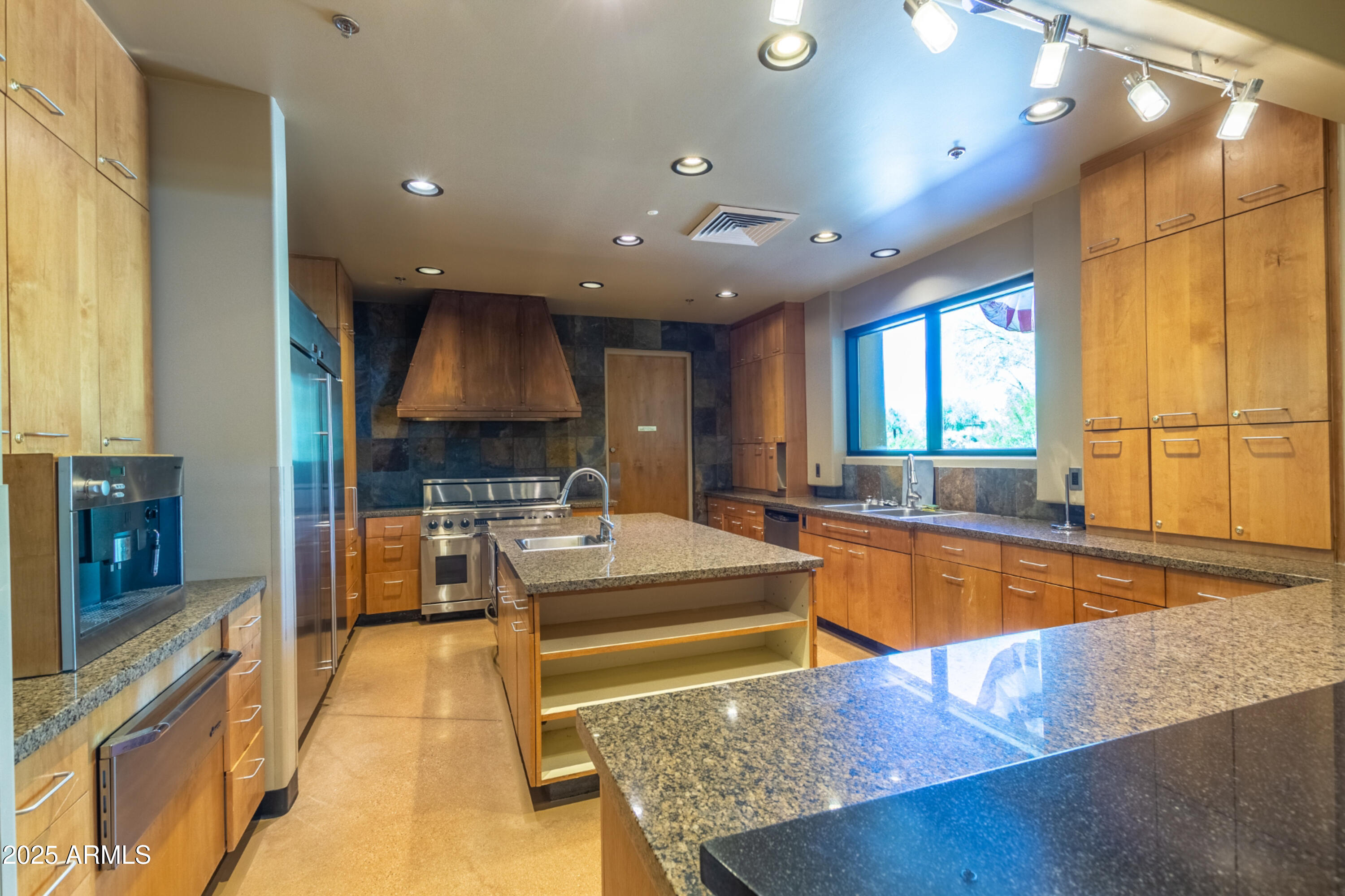 3935 E ROUGH RIDER Road 1190