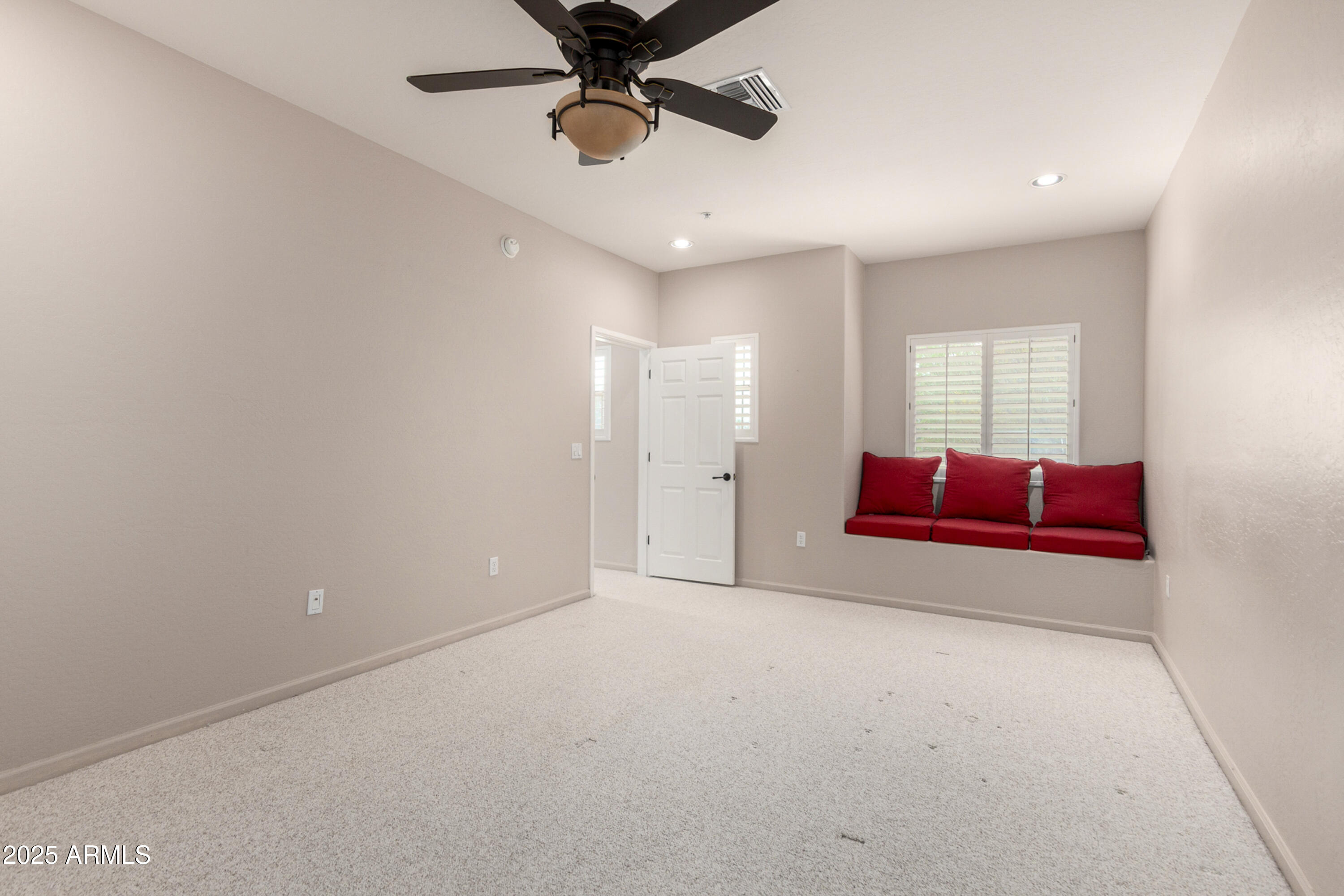 3935 E ROUGH RIDER Road 1190