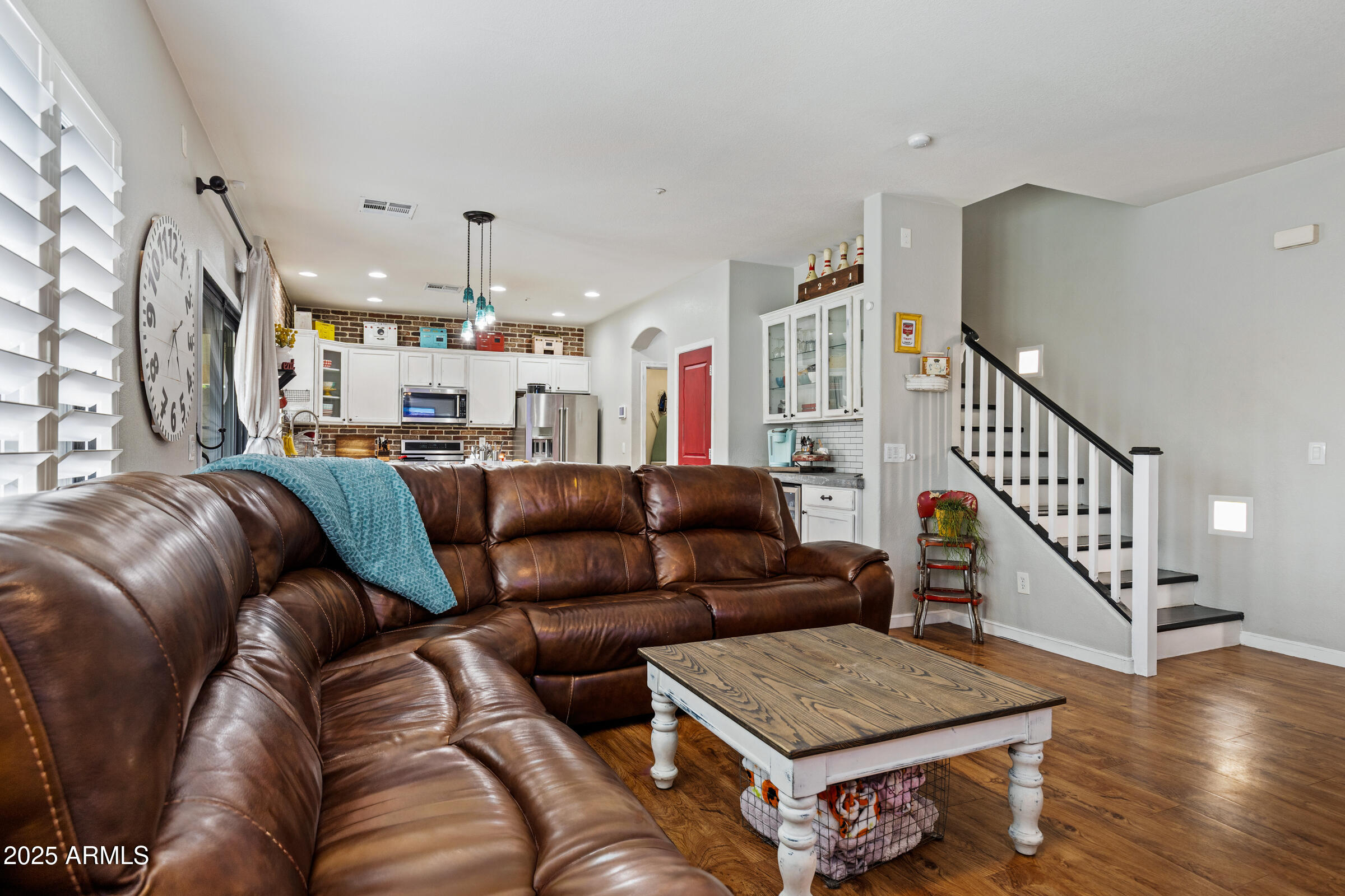 1523 E ELGIN Street